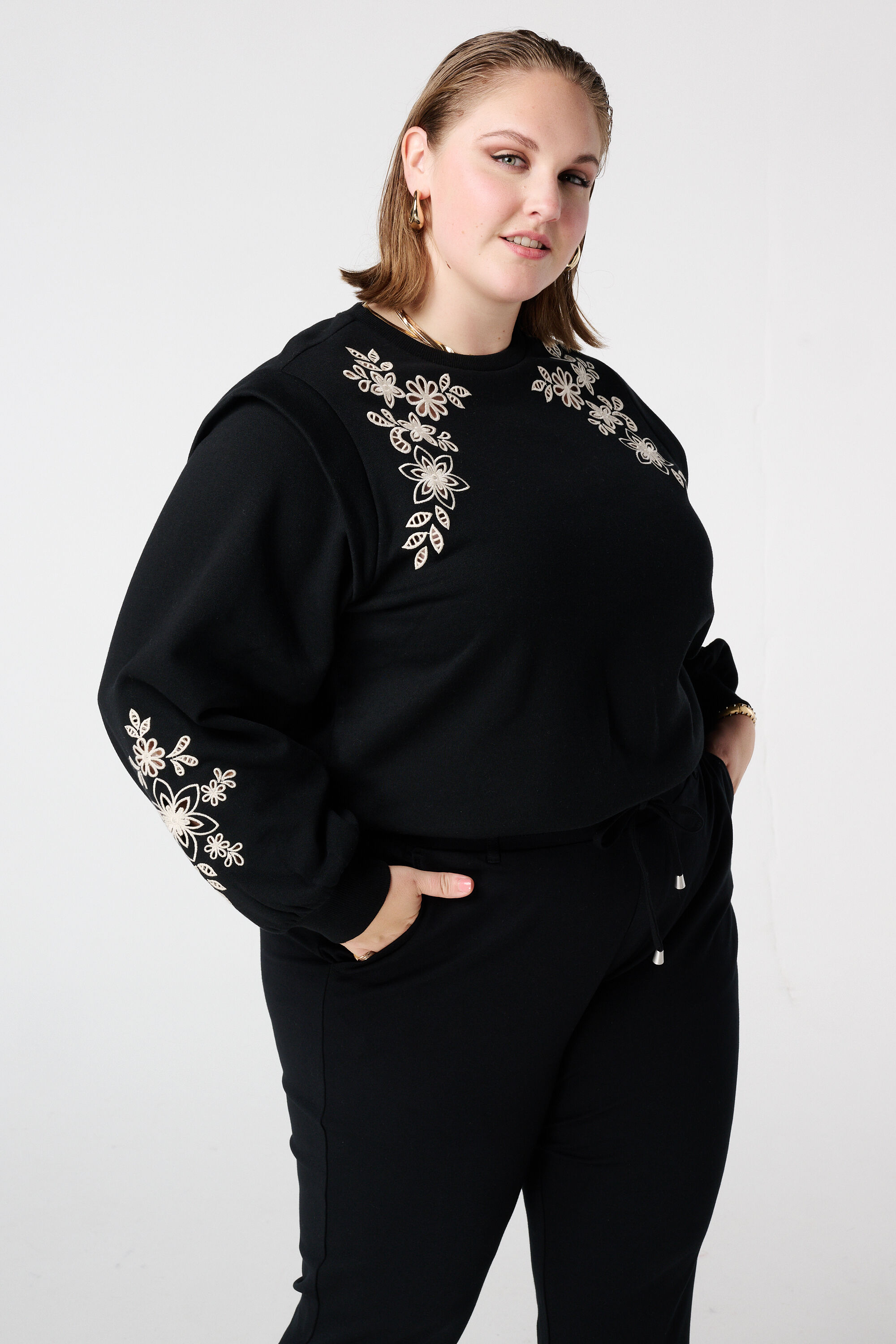 Sudadera con bordado calado