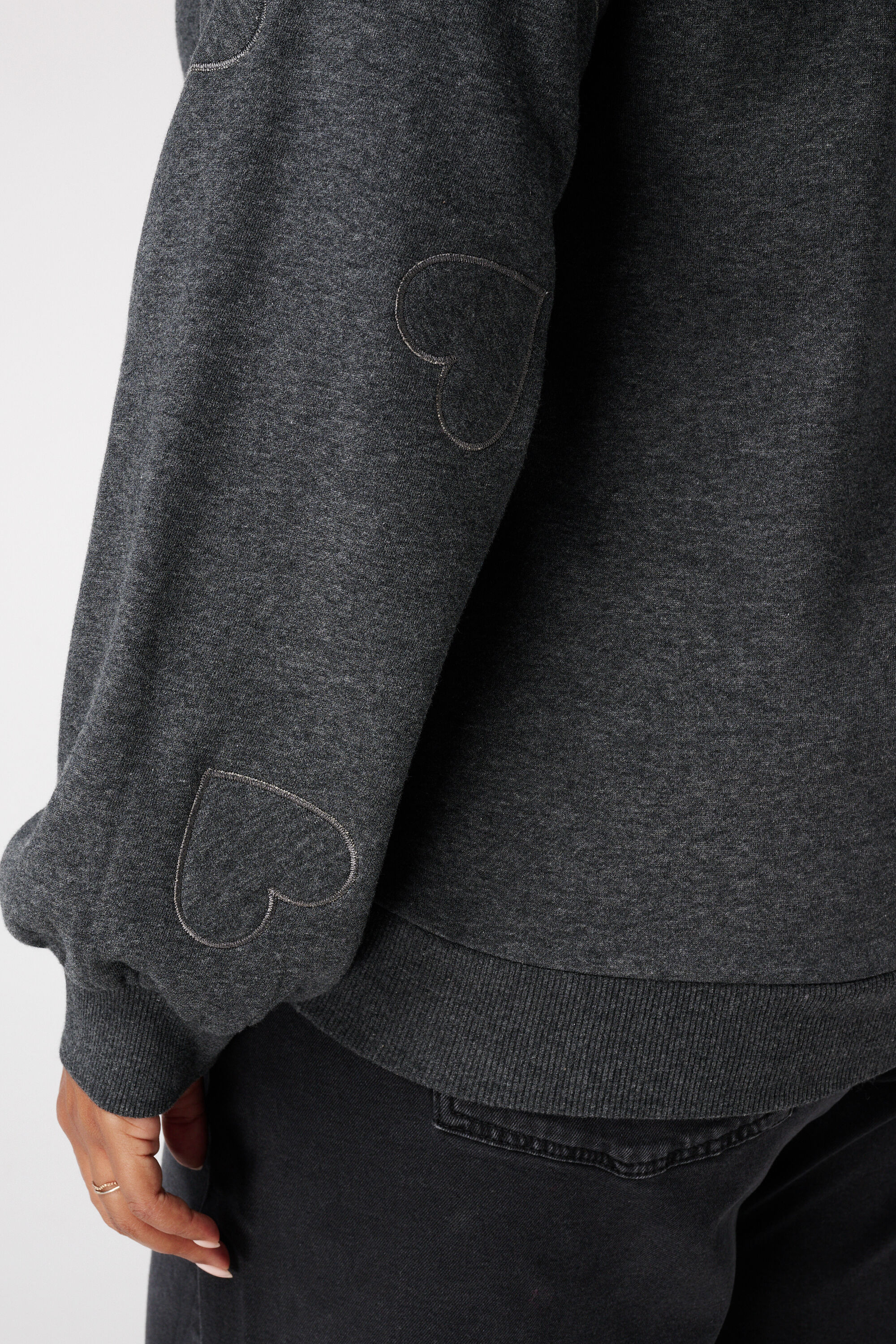 Jersey con corazones bordados image number 6