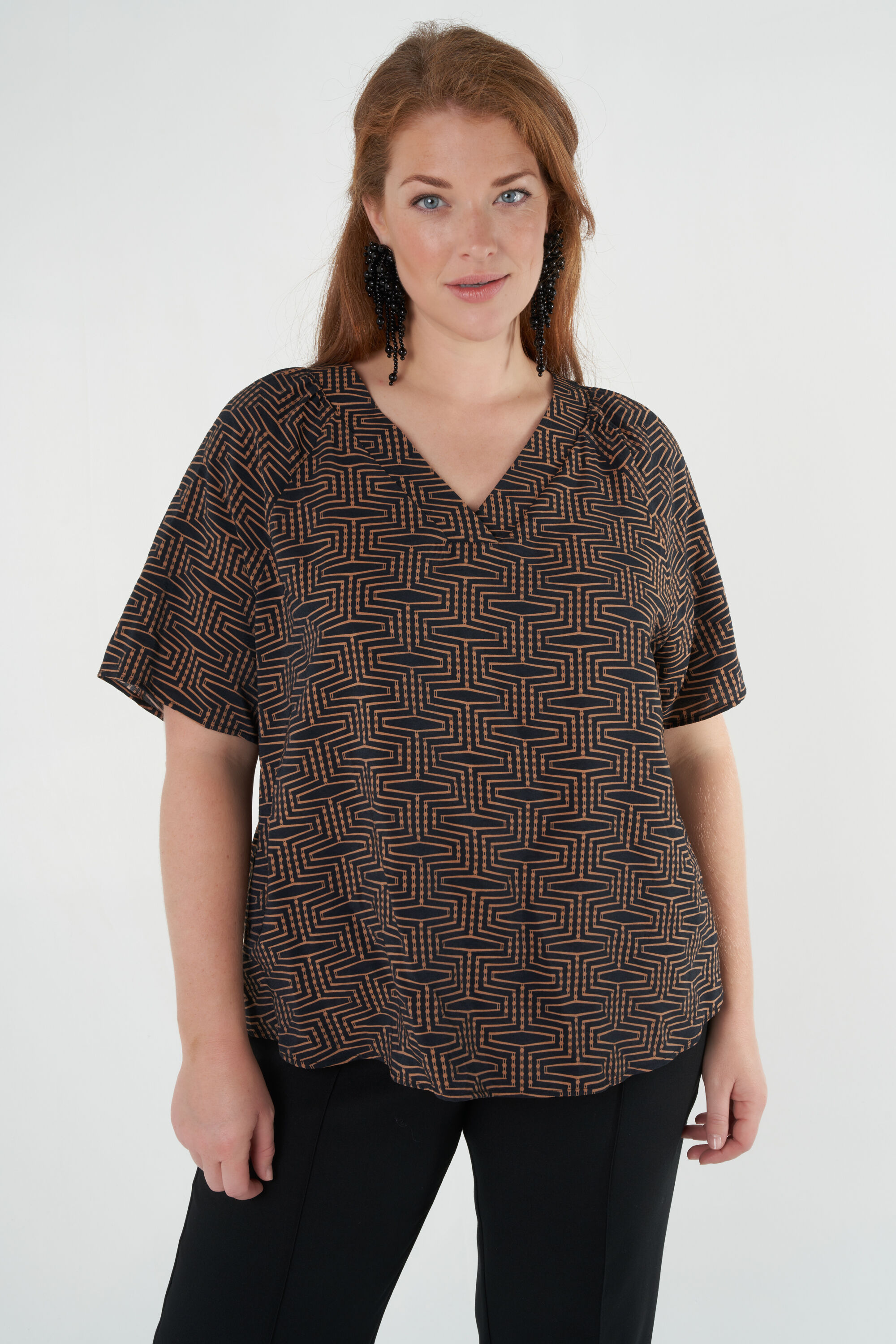 Blusa estampada con escote en V y manga corta image number 6