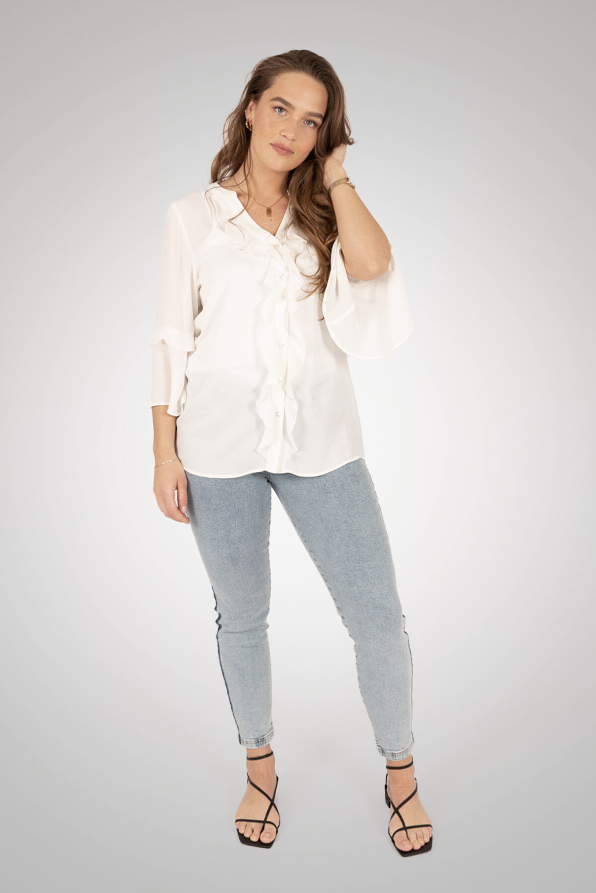 Blusa con volantes image number 3