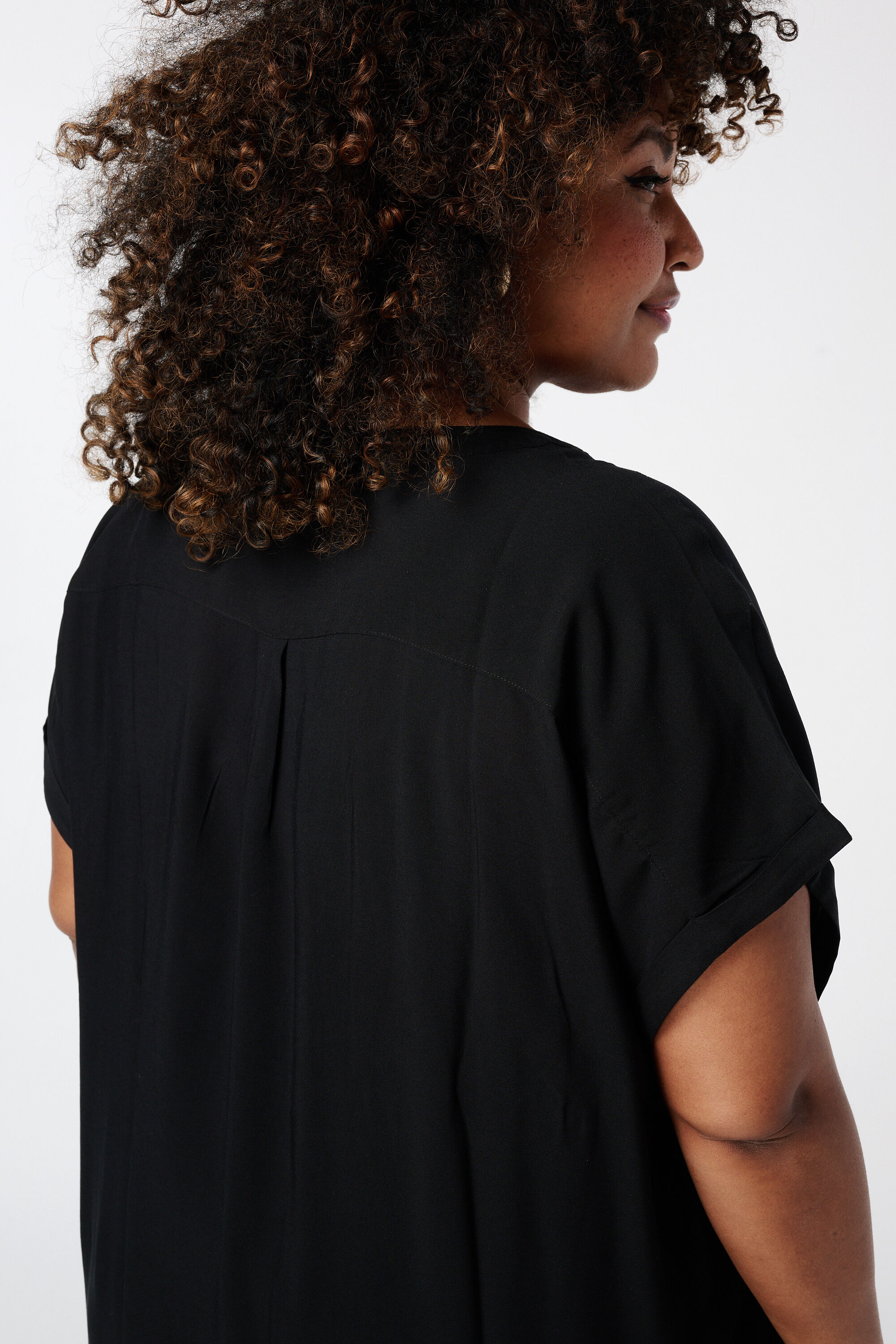 Vestido de corte holgado con escote en V  image number 4