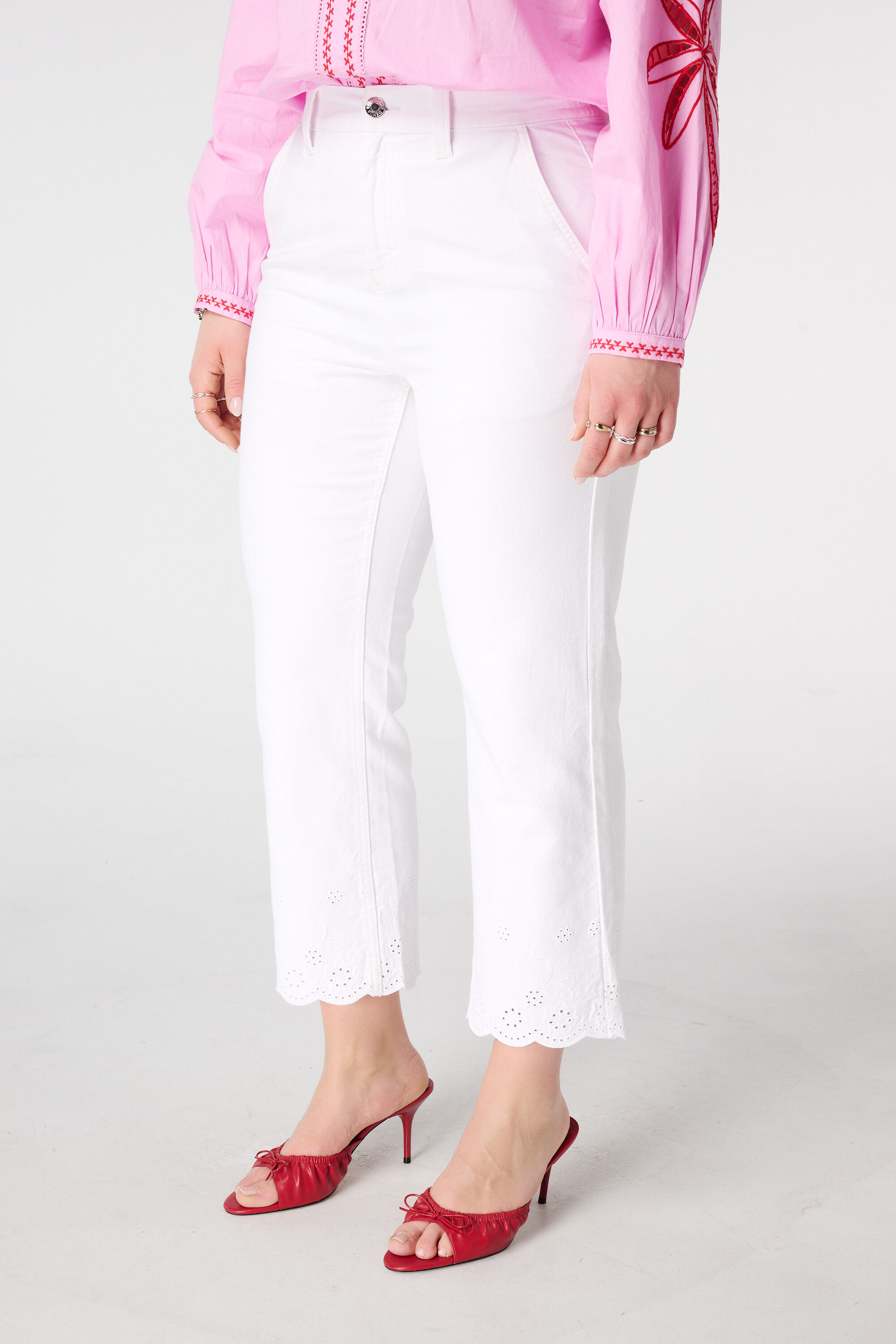 Jeans straight leg con bajos bordados image number 5