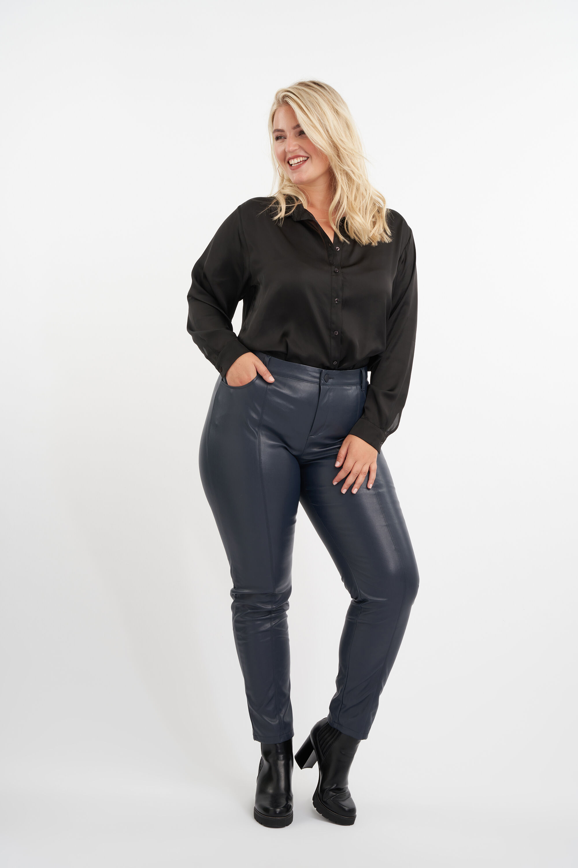 Pantalones de cuero sint&eacute;tico image number 4