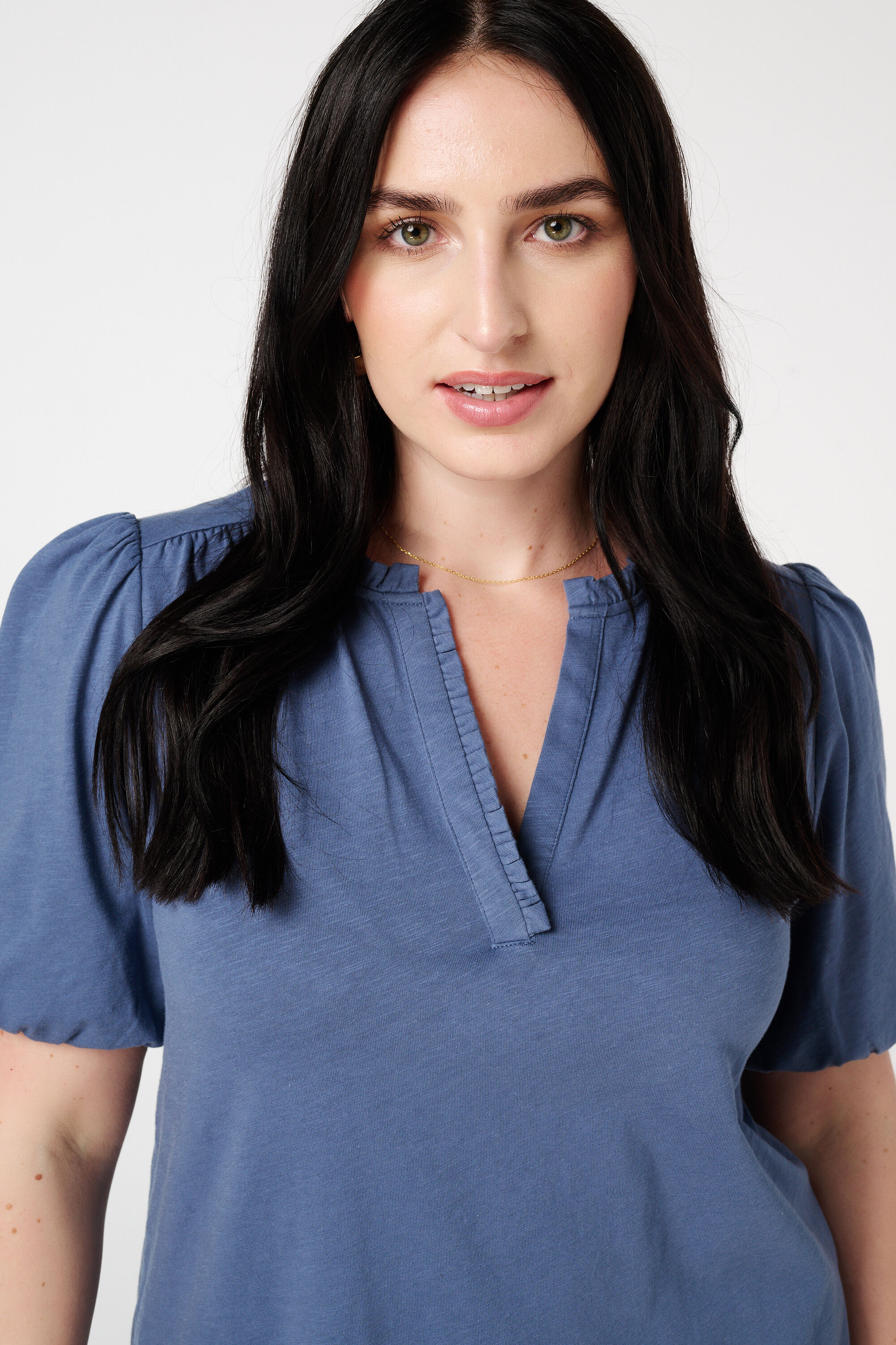 Top con escote en V y volantes image number 4