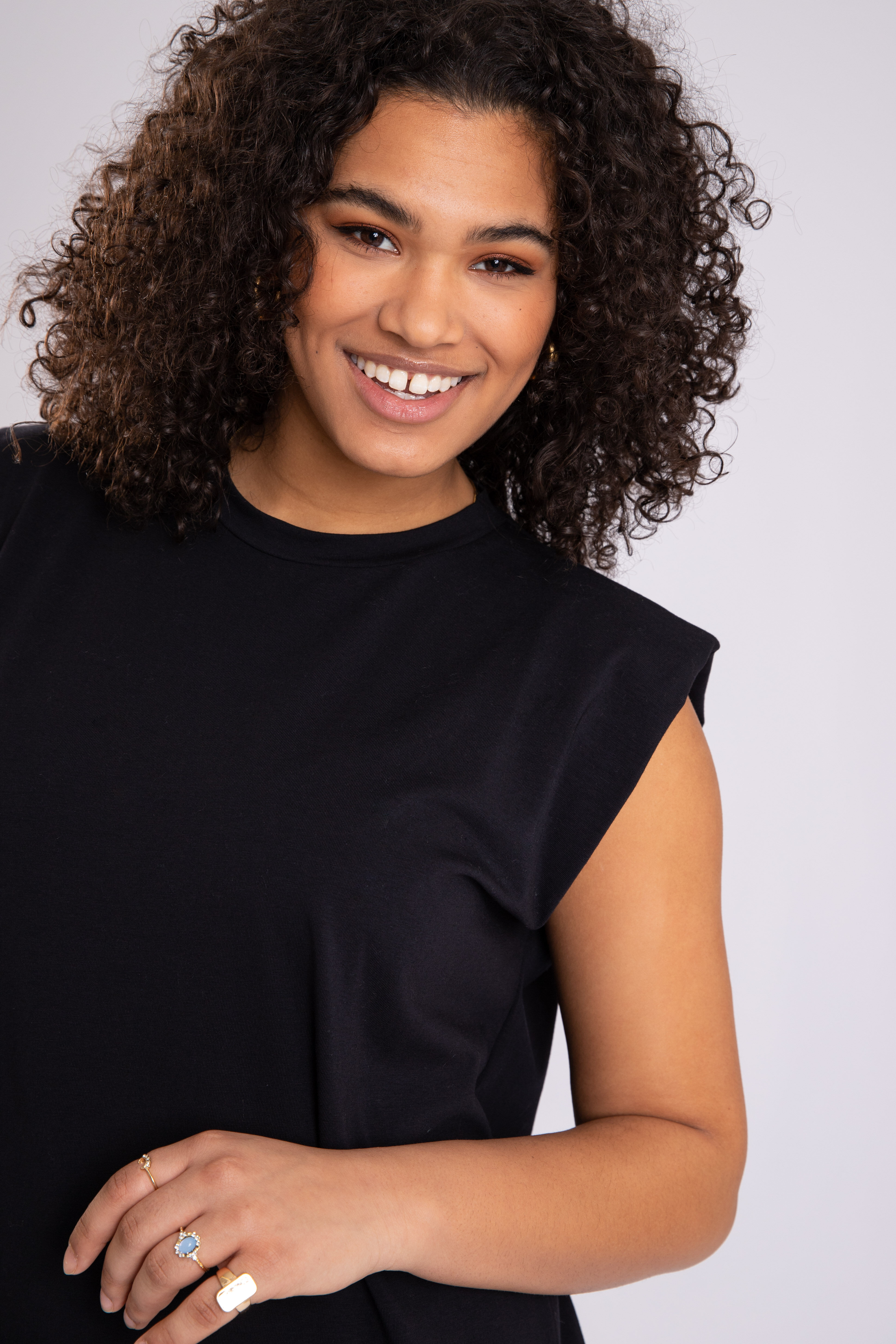 Vestido con detalle en los hombros image number 6