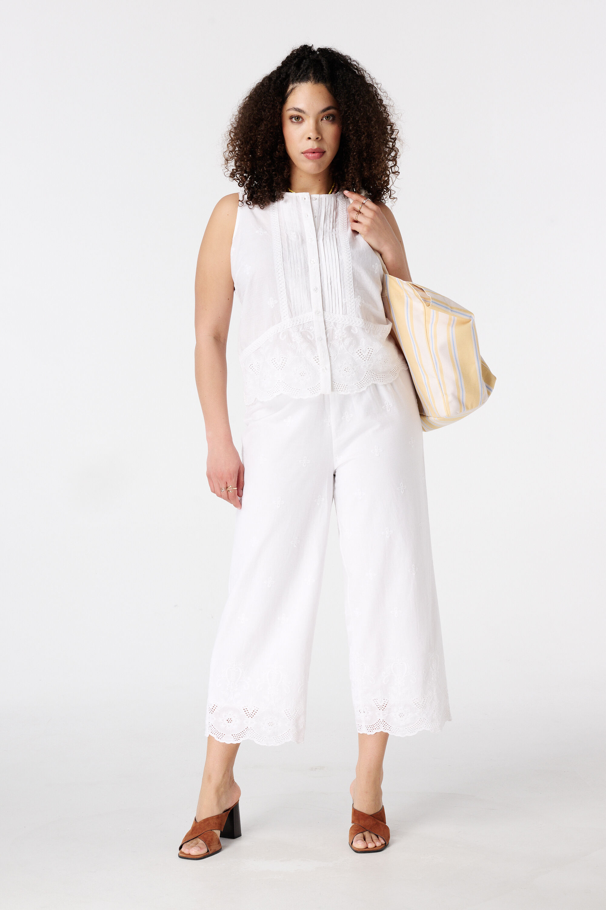 Pantal&oacute;n con detalles bordados