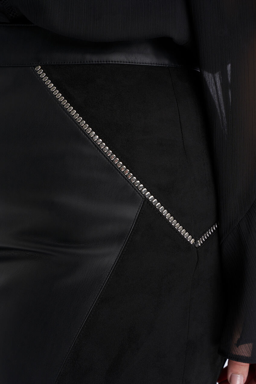 Falda con tachuelas decorativas image number 4