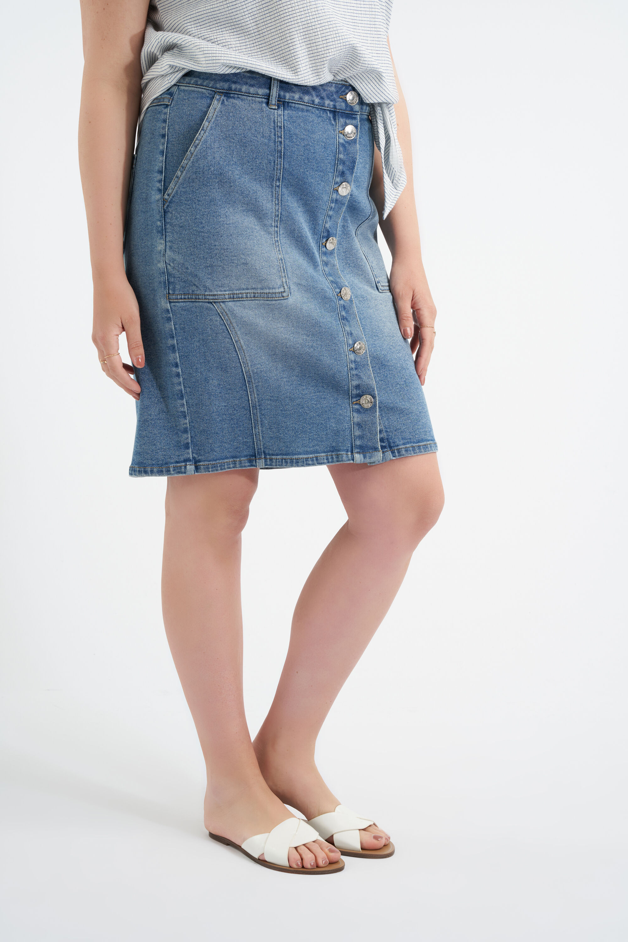 Falda vaquera con botones  image number 4