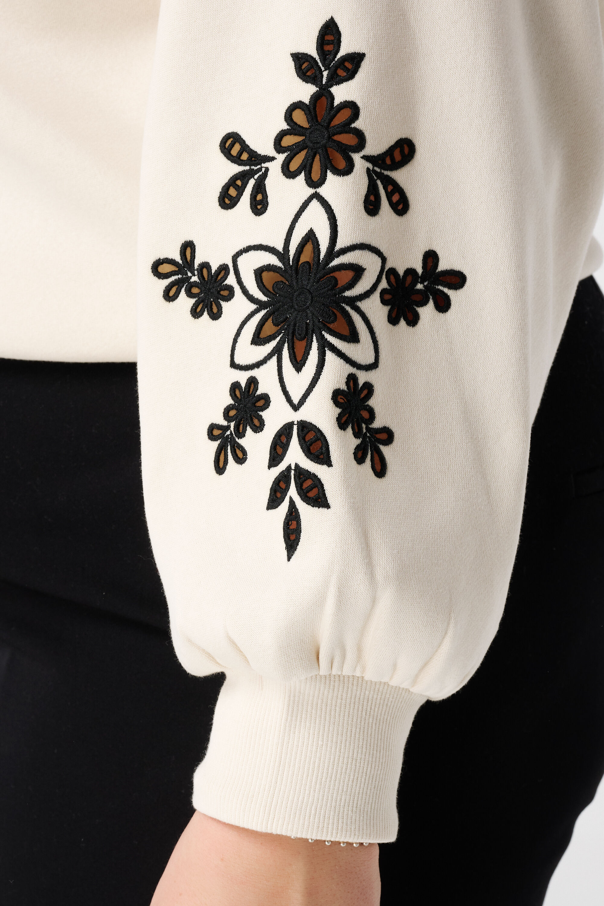 Sudadera con bordado calado image number 6