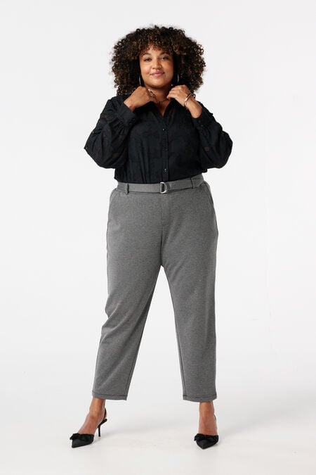 Pantalón slim fit con cinturón Pantalón slim fit con cinturón