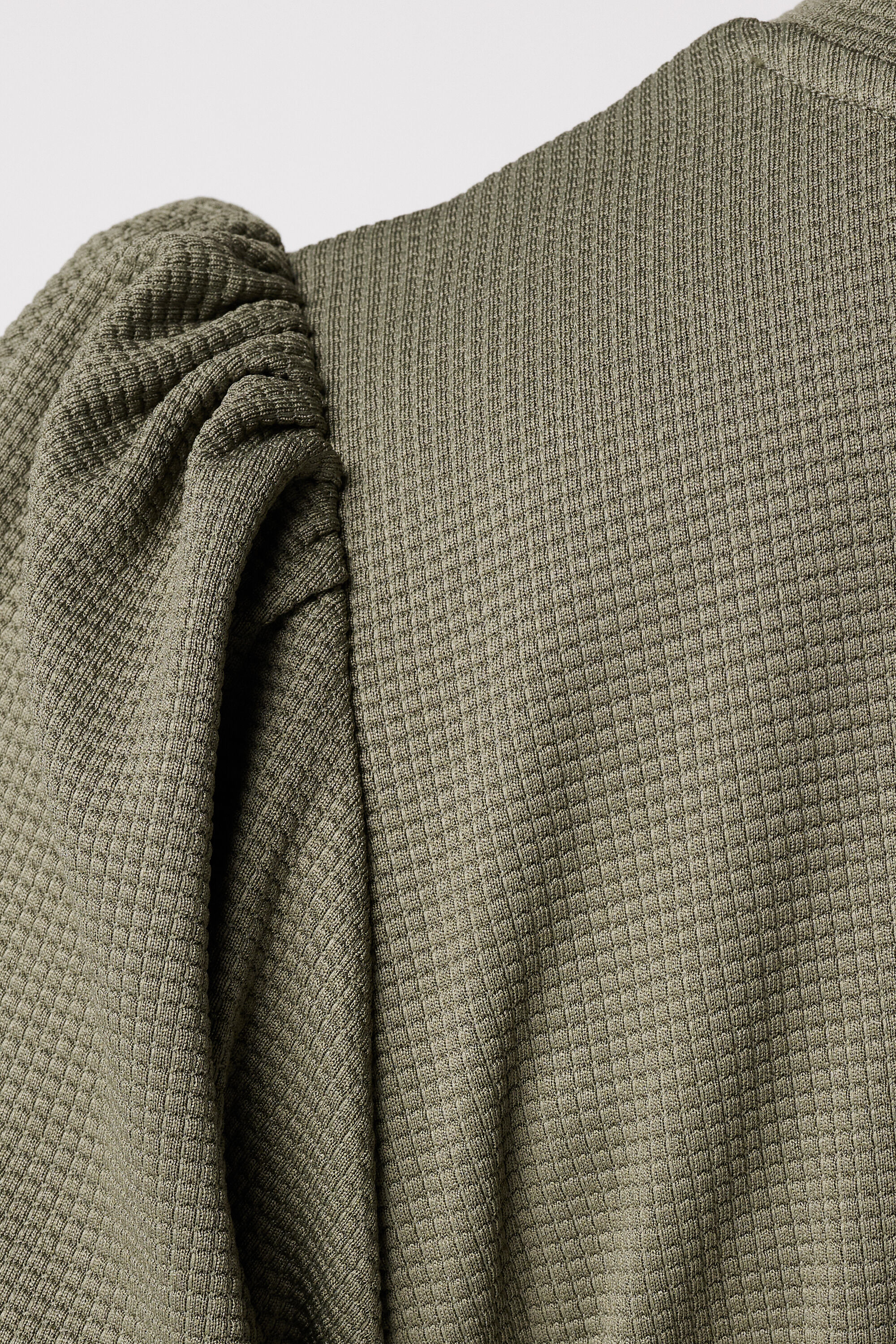 Top con mangas abullonadas image number 6