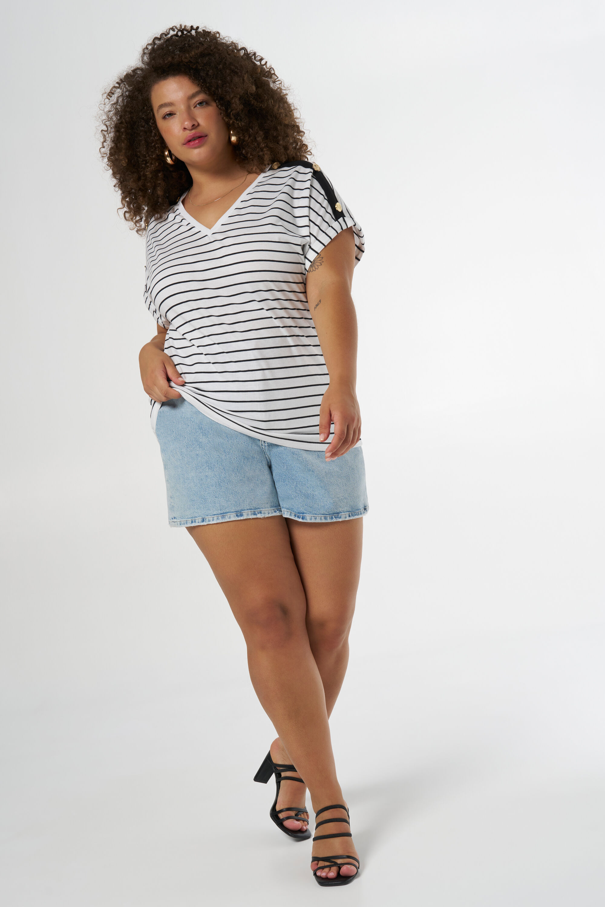 Camiseta con botones image number 5