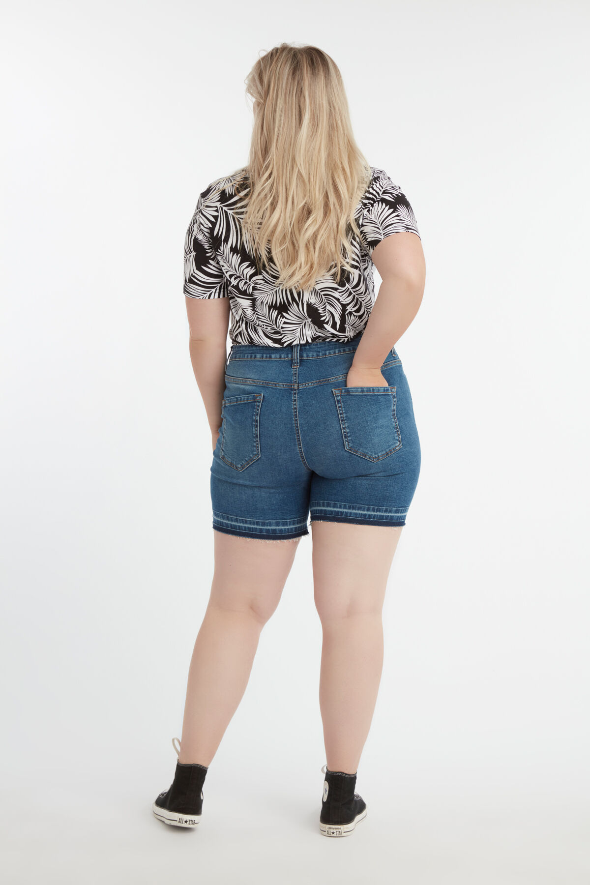 Shorts vaqueros con el bajo deshilachado image number 4