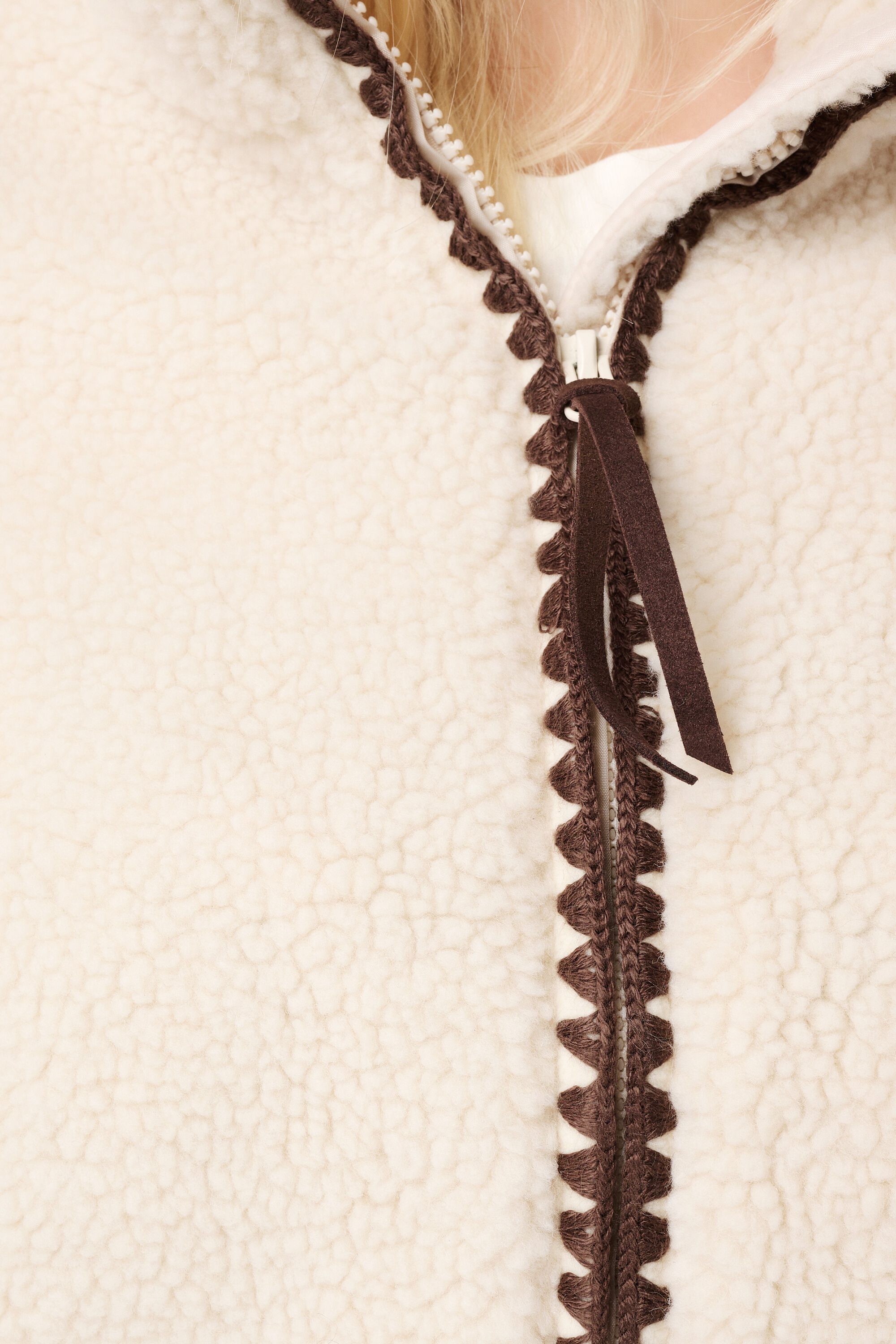 Chaqueta de peluche con cierre de cremallera image number 6