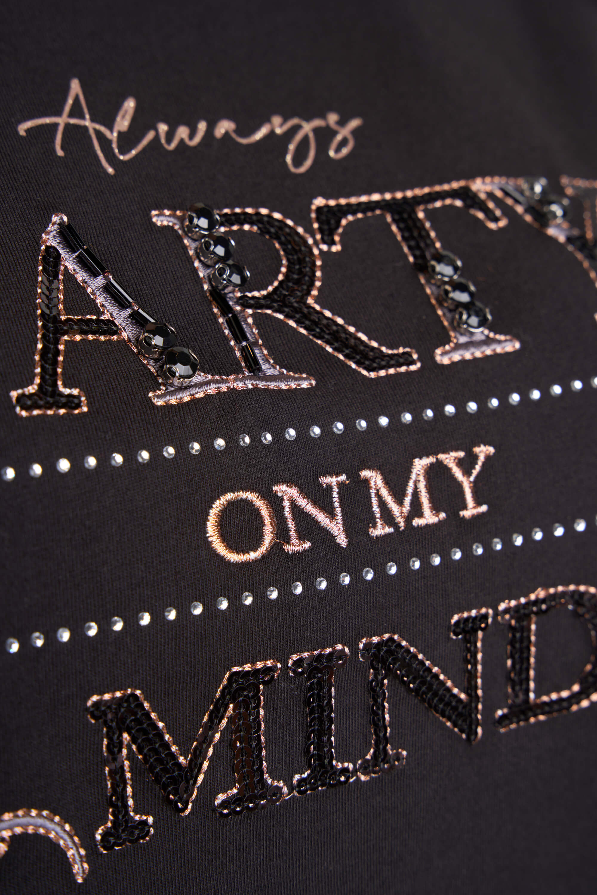 Camiseta con un dise&ntilde;o impreso y abalorios. image number 4