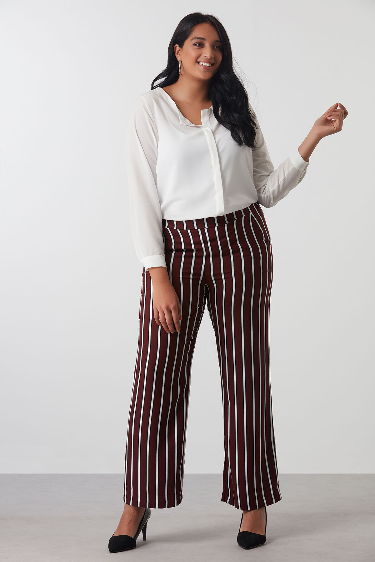 Pantalones anchos con raya image number 6