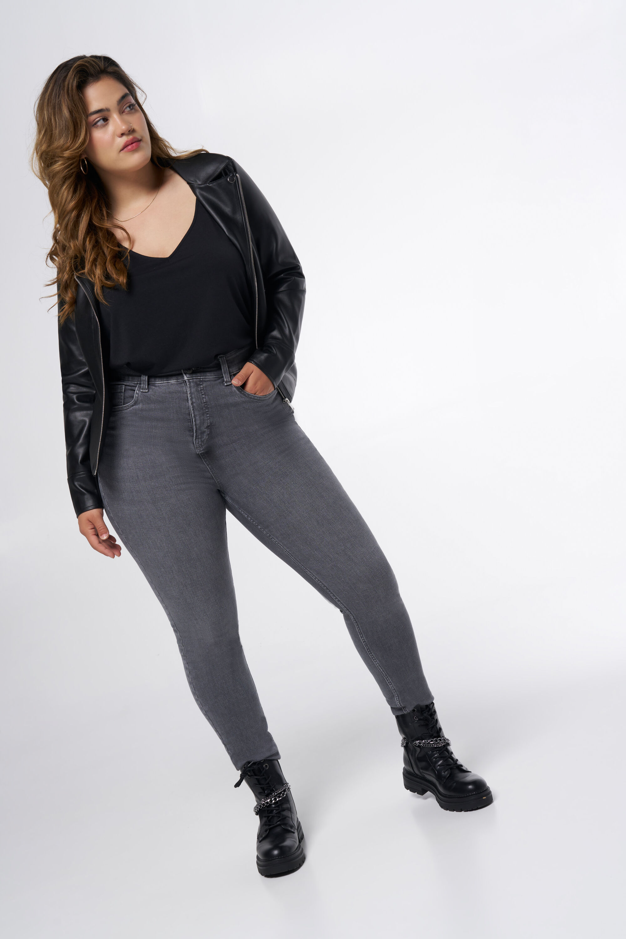 Cazadora brillante tipo cuero con detalles plateados image number 5