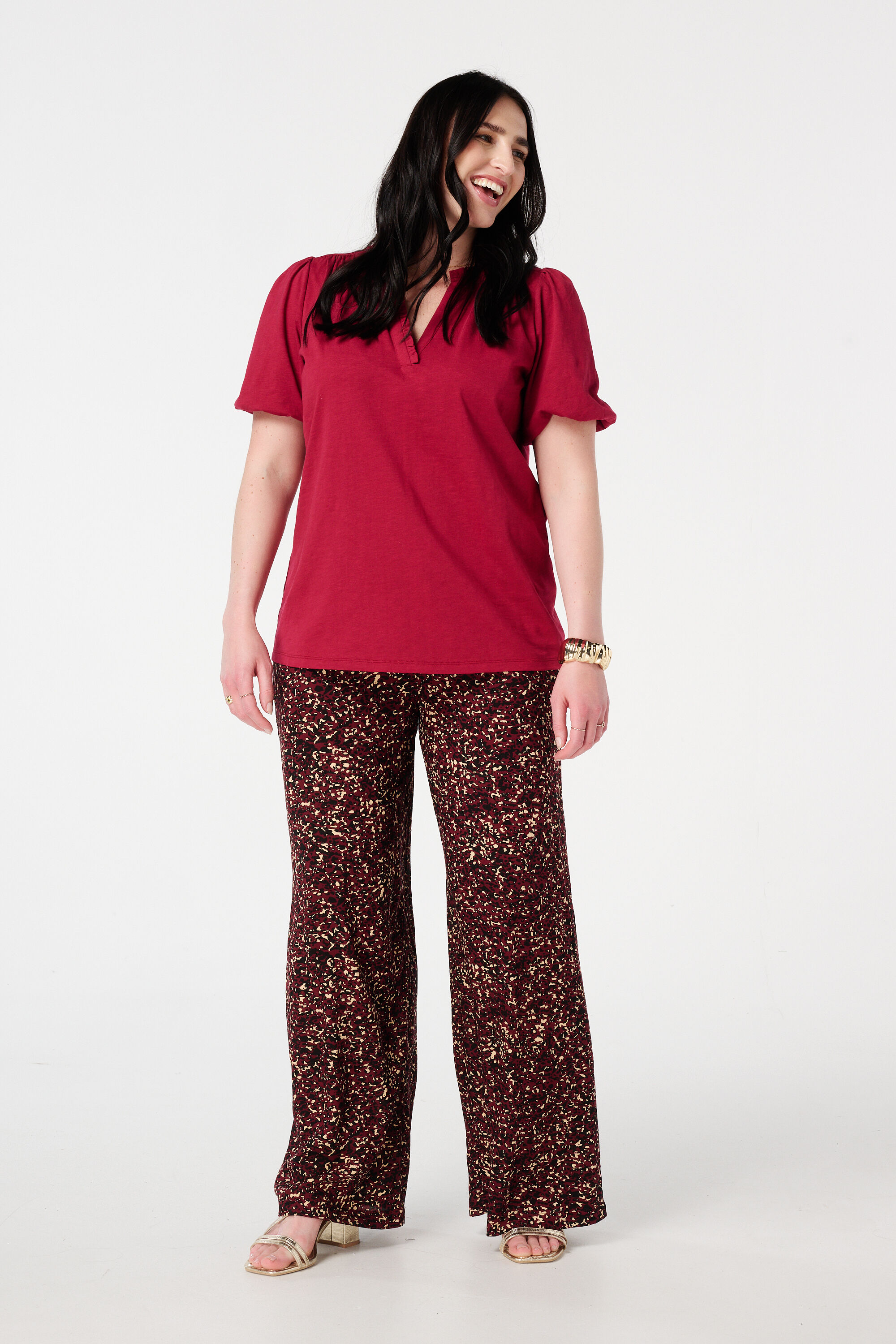 Top con escote en V y volantes image number 5