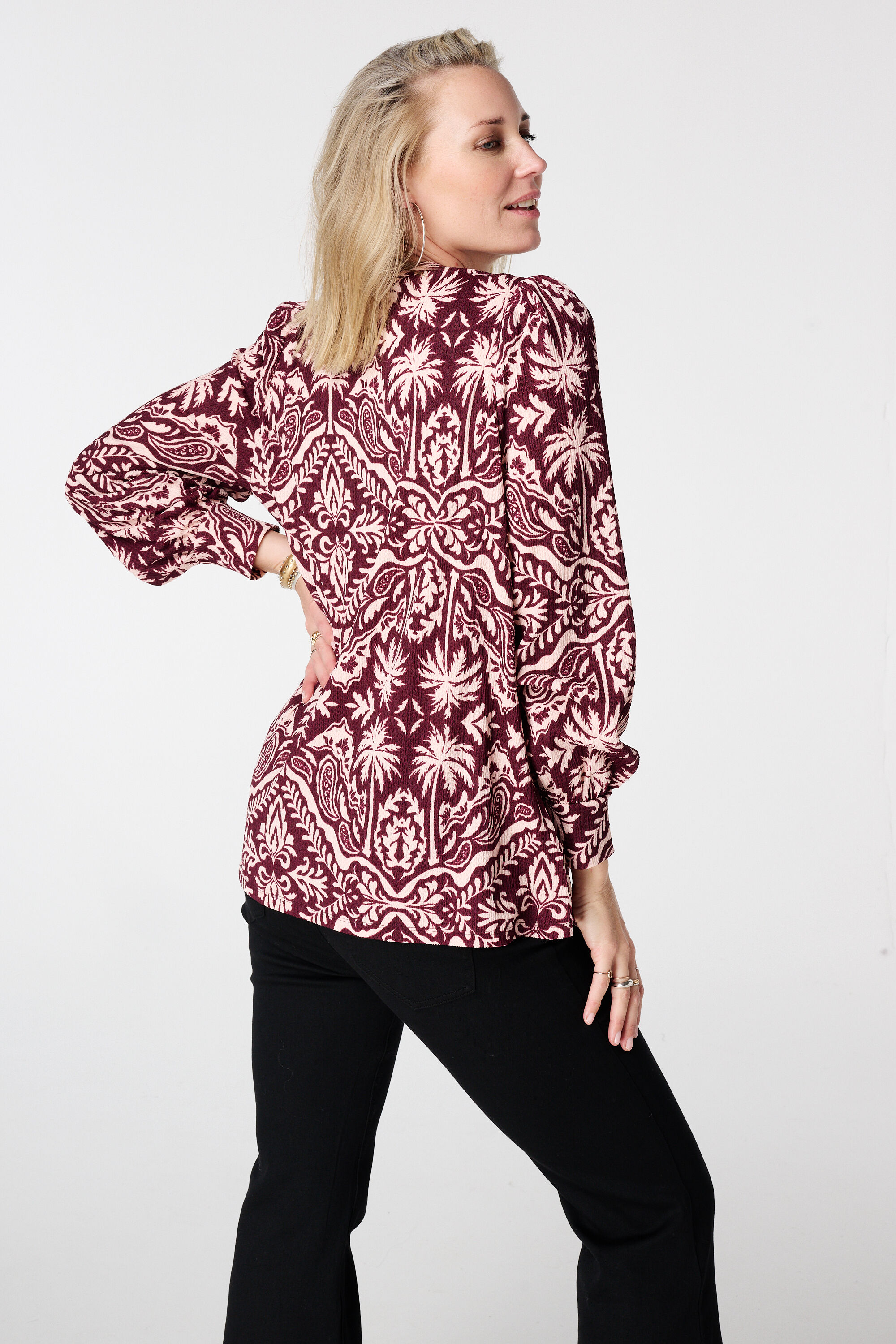 Top con estampado delicado image number 3