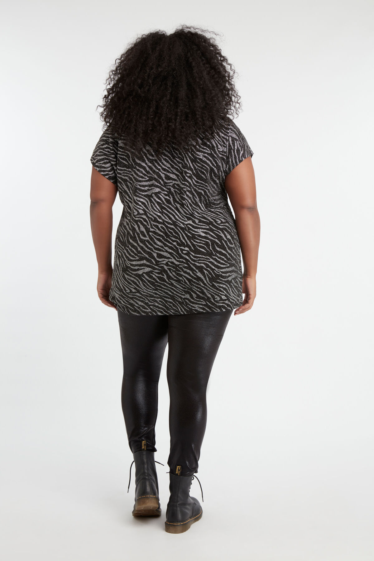 Camiseta larga con estampado brillante image number 4