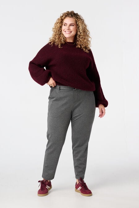 Pantalón slim fit con cinturón Pantalón slim fit con cinturón
