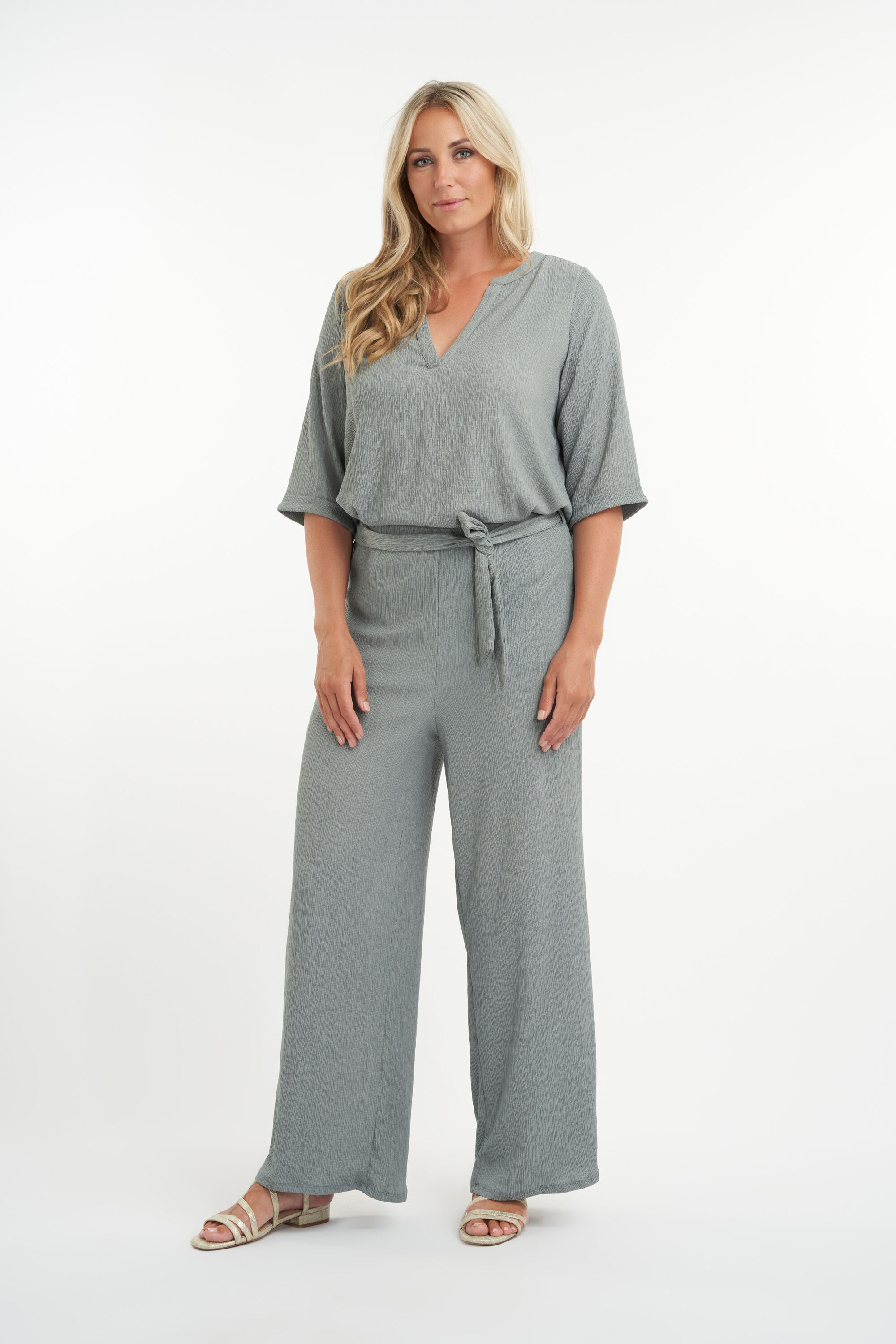 Pantalones de corte recto y cierre con botones image number 4