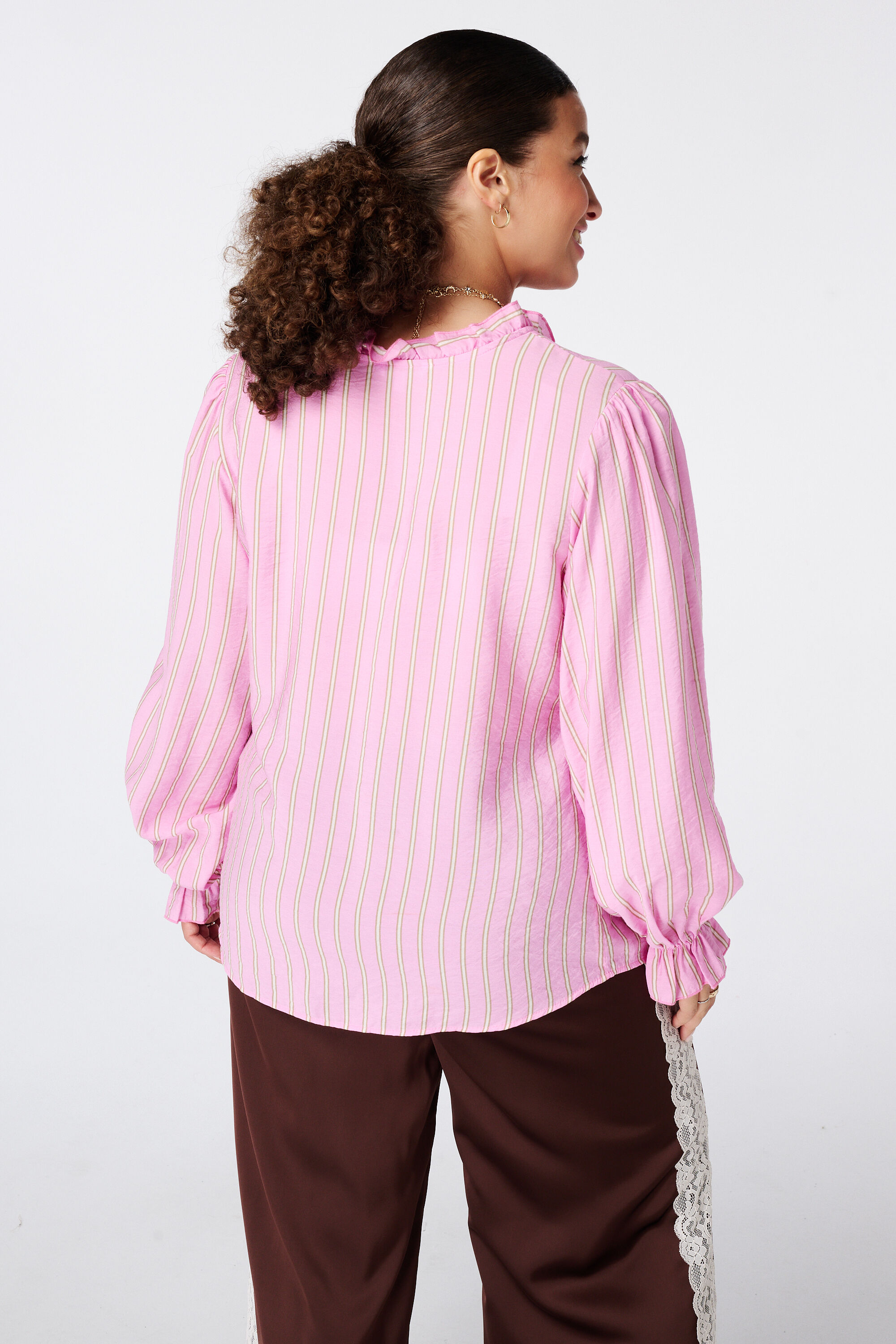 Blusa con volantes image number 3