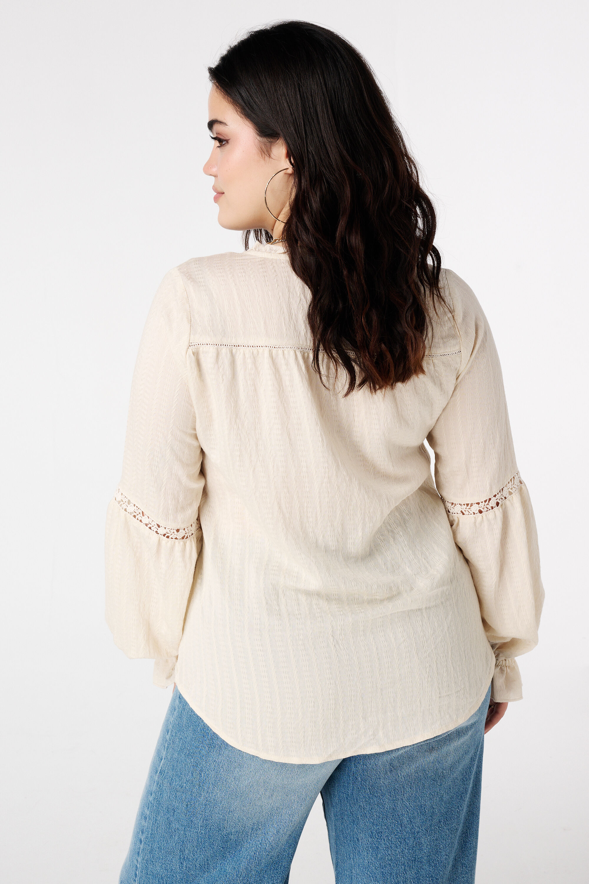 Blusa con bordado calado image number 3