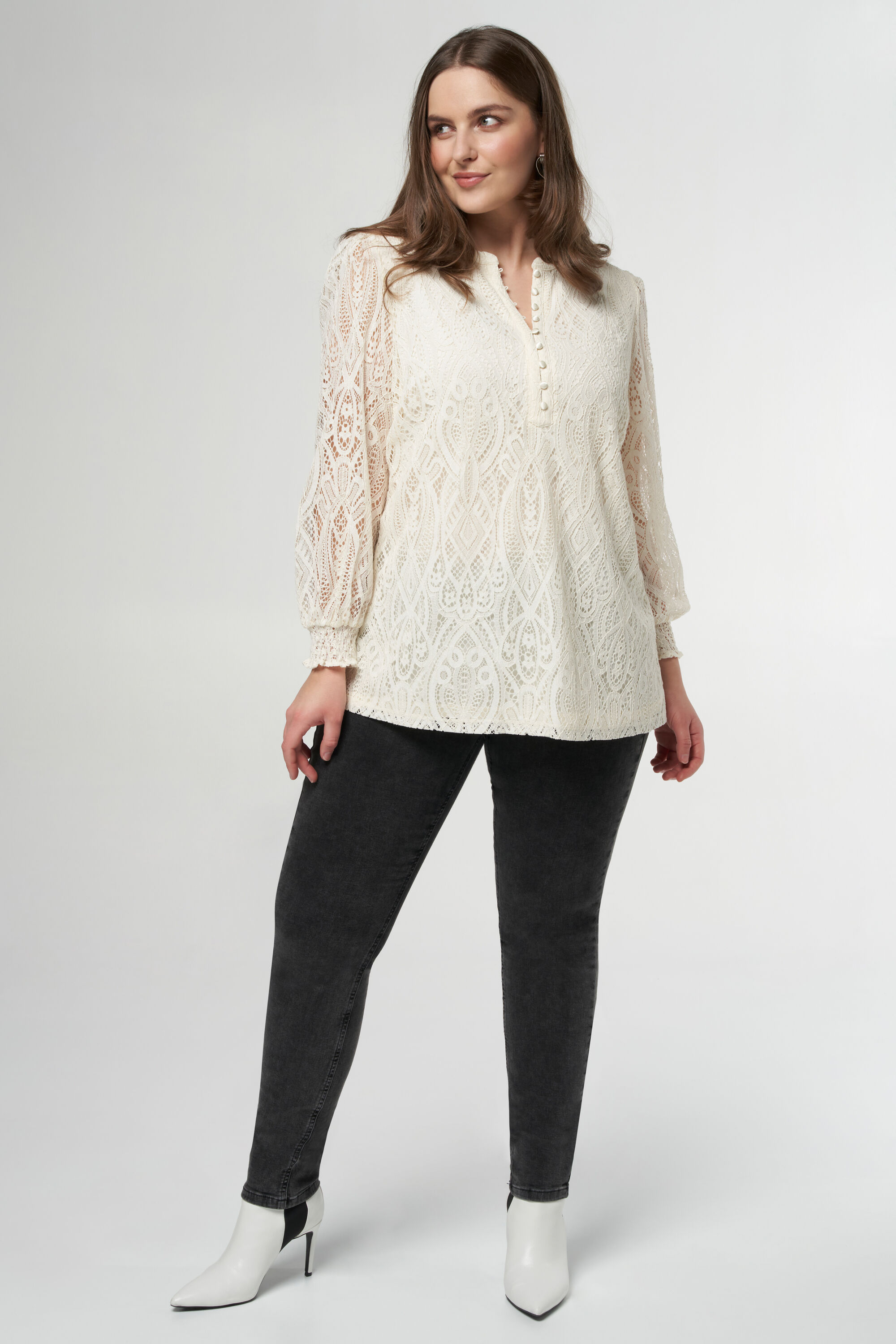 Top con encaje y mangas transparentes image number 5