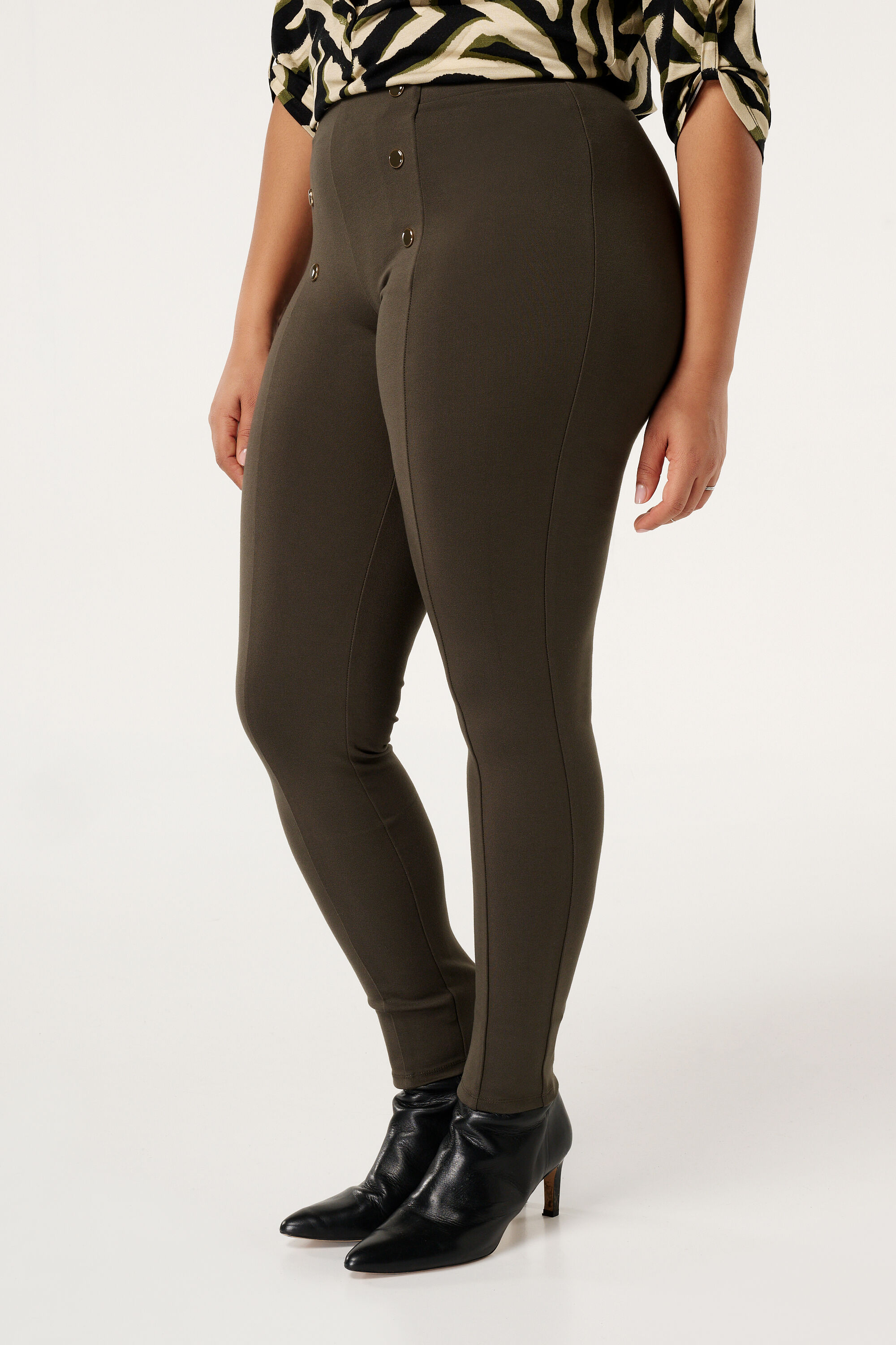 Tregging con botones dorados image number 4