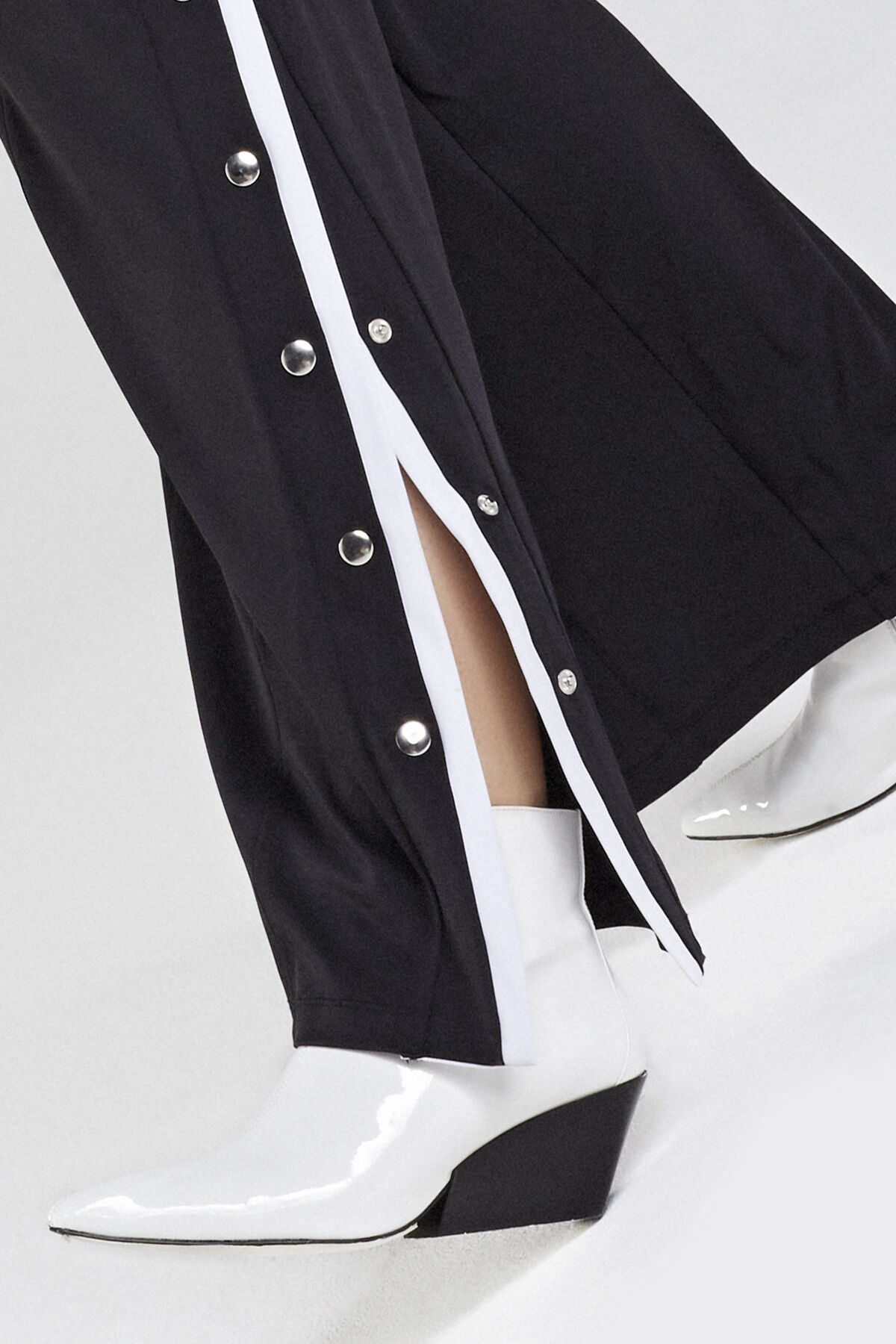 Pantalones deportivos con botones de presi&oacute;n image number 5