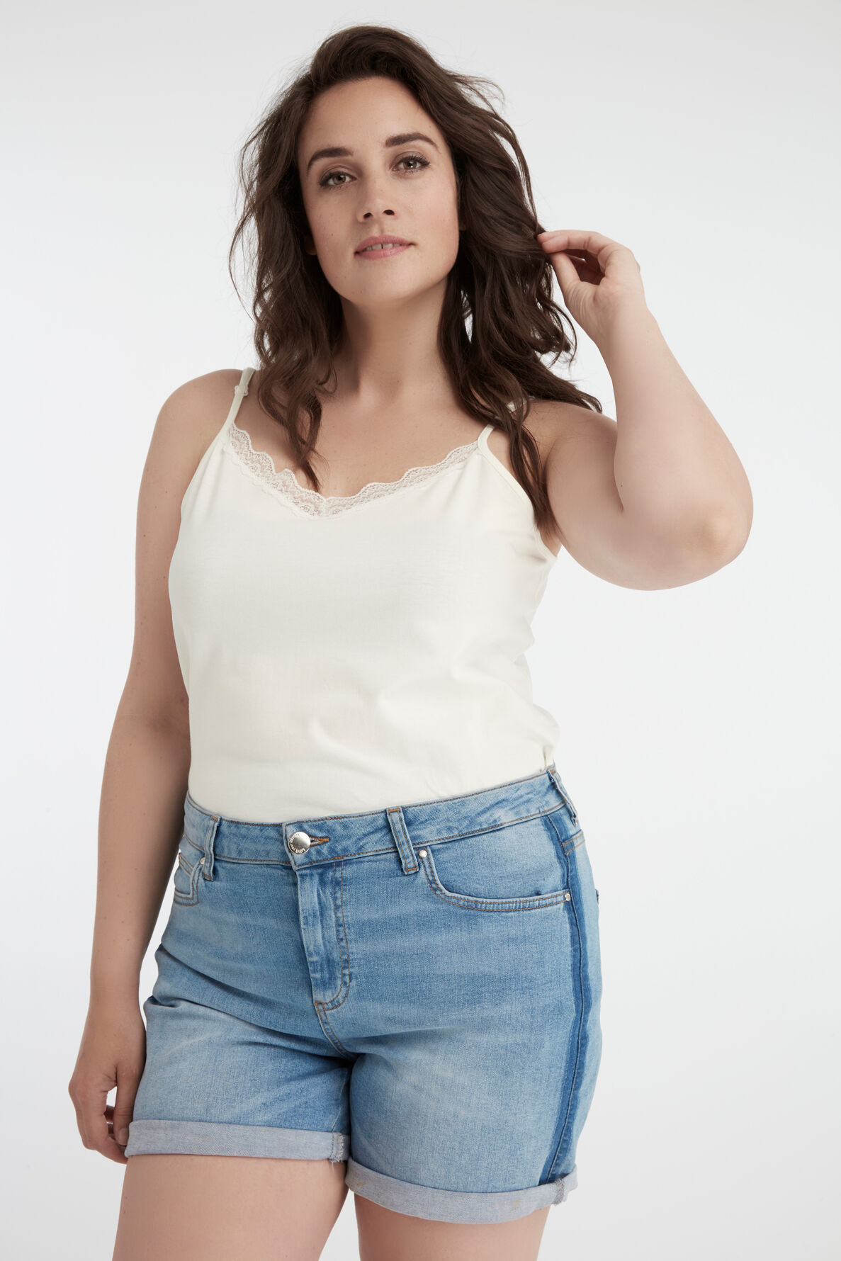 Shorts vaqueros con raya a contraste image number 5