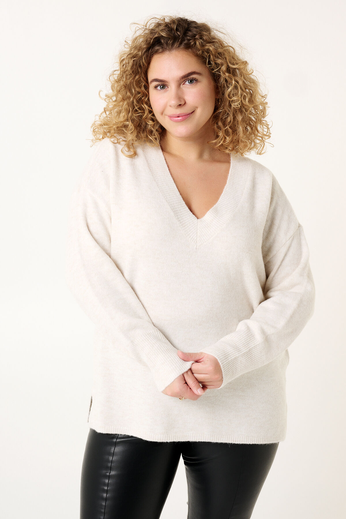 Su&eacute;ter de punto fino con escote en V image number 5