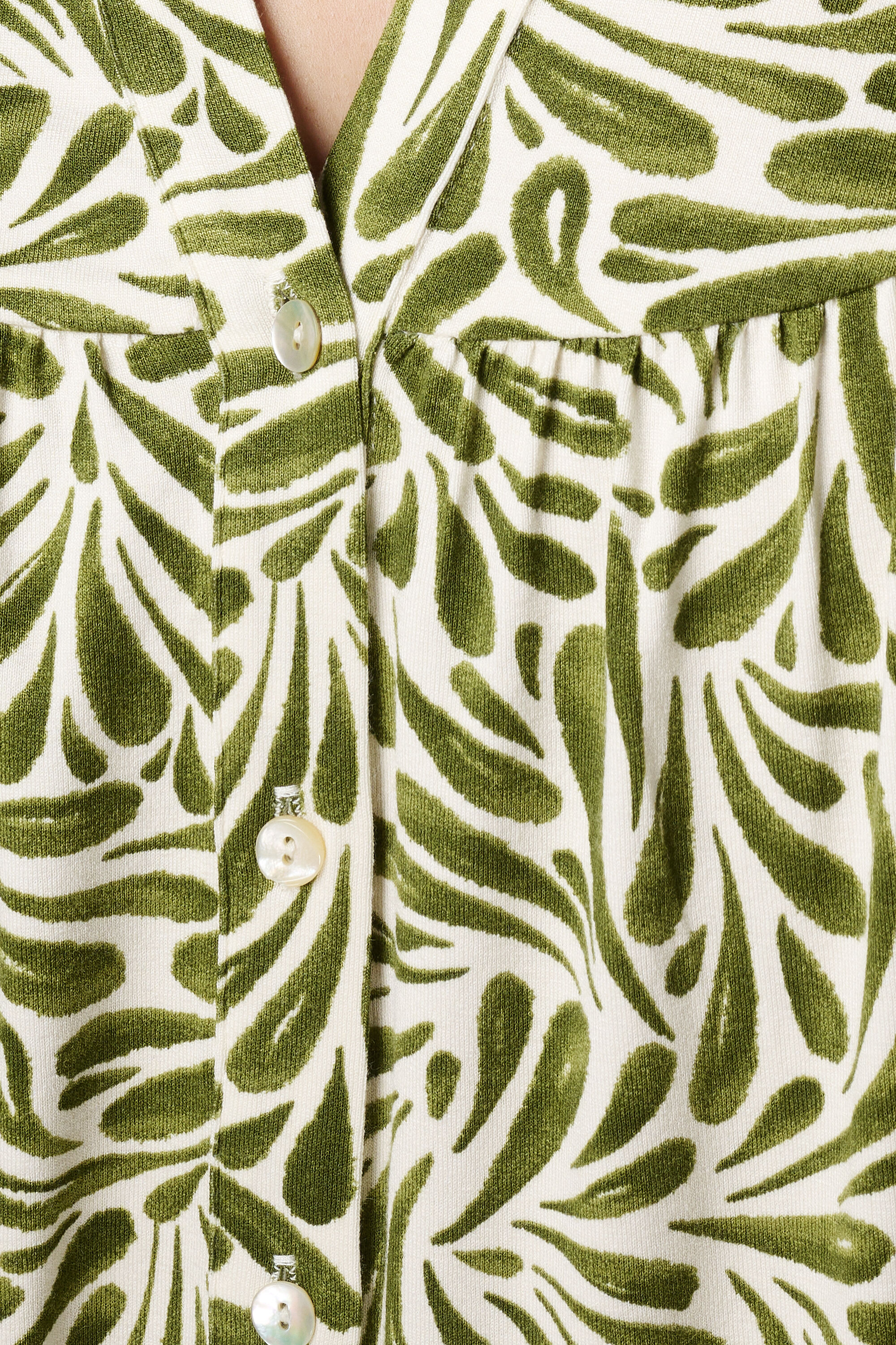 Top ligero con estampado image number 6