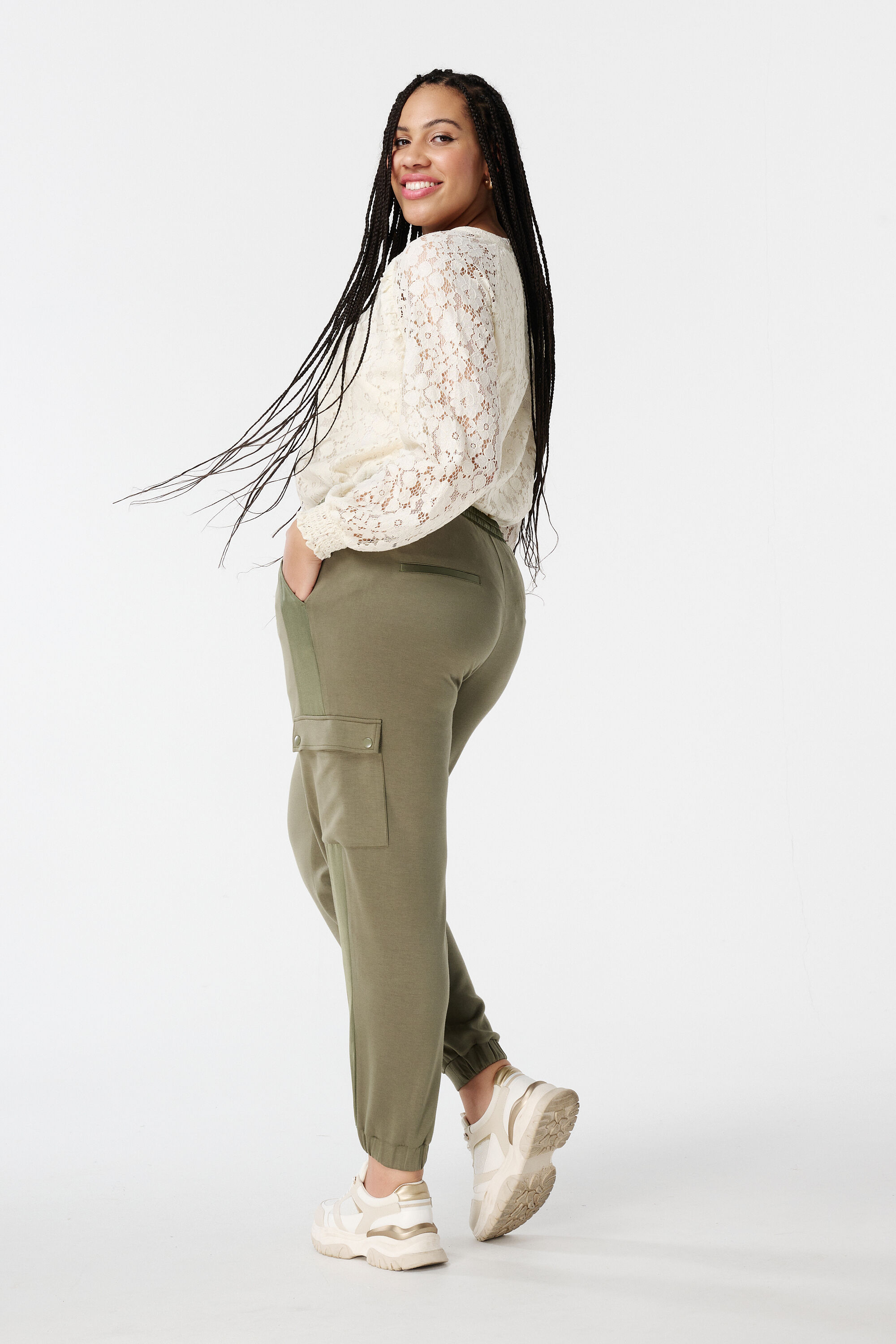 Pantalones de ch&aacute;ndal con bolsillos image number 3