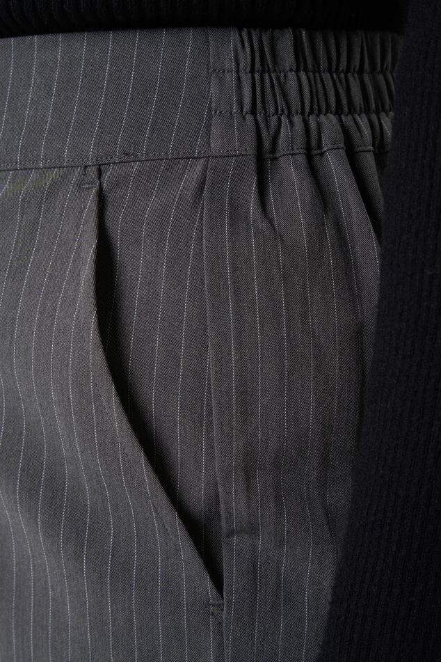 Pantalones de raya diplomática y de pernera recta  image number 5