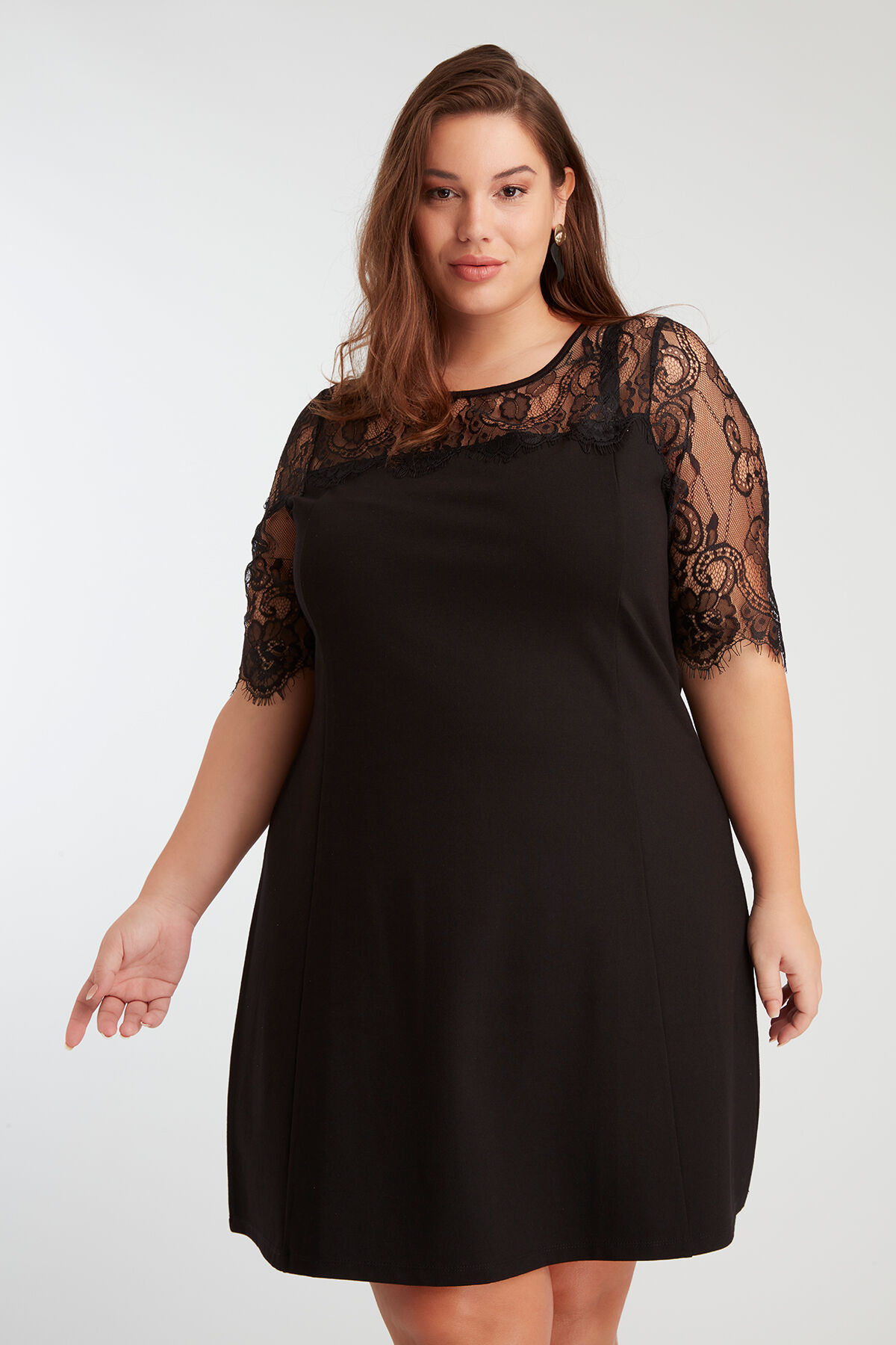 Vestido con encaje image number 6