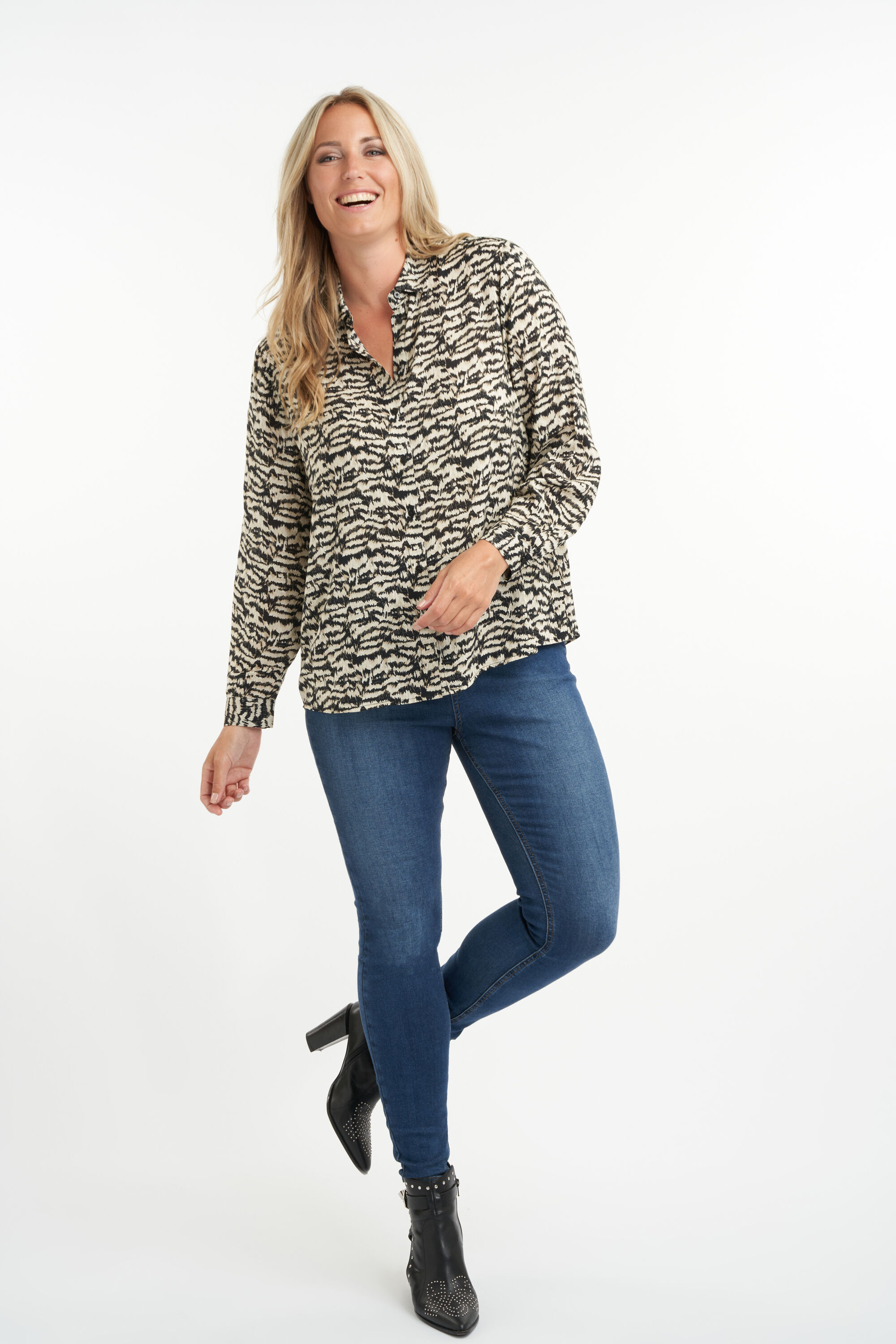 Blusa con estampado de cebra image number 5