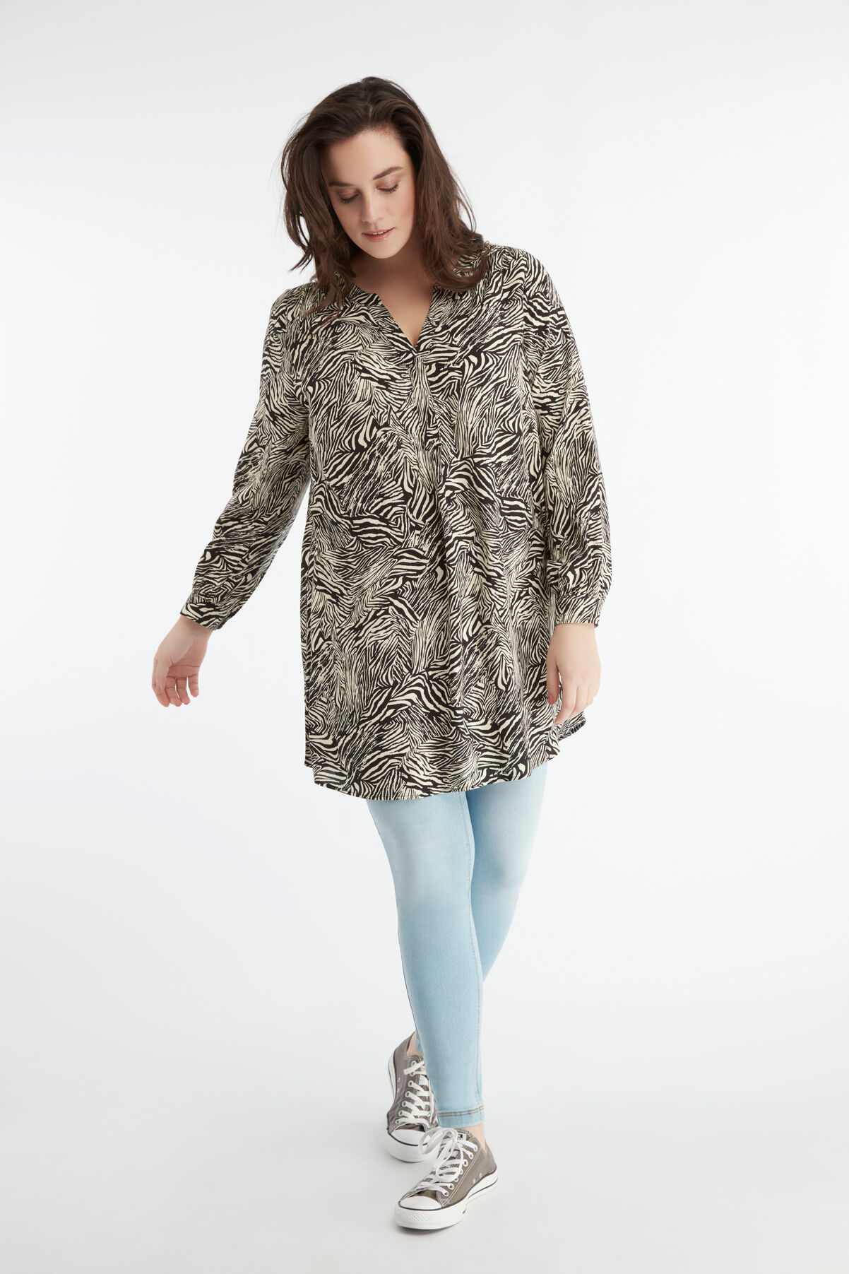 Blusa t&uacute;nica con estampado de cebra image number 3