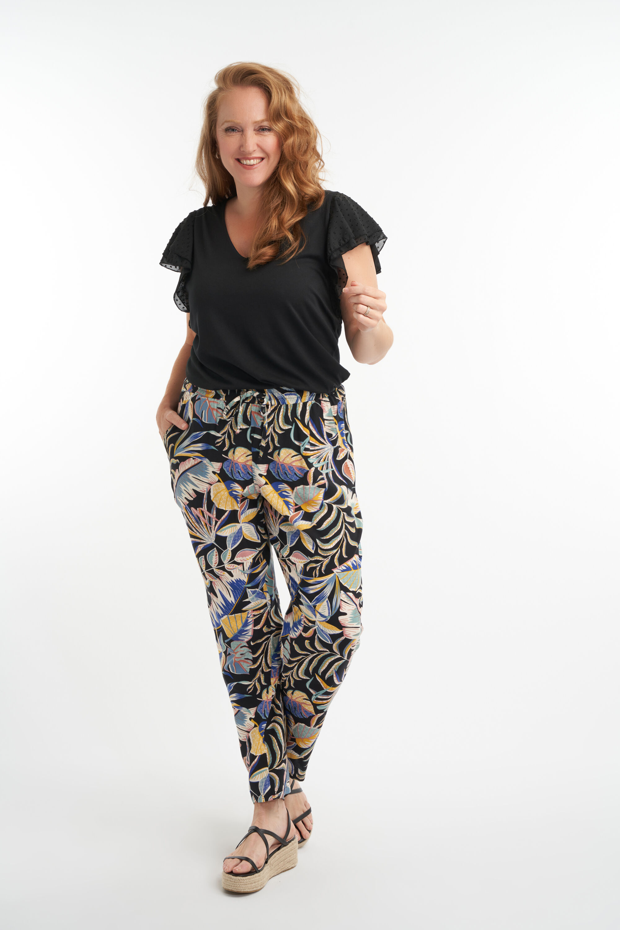 Pantalones holgados con estampado image number 4