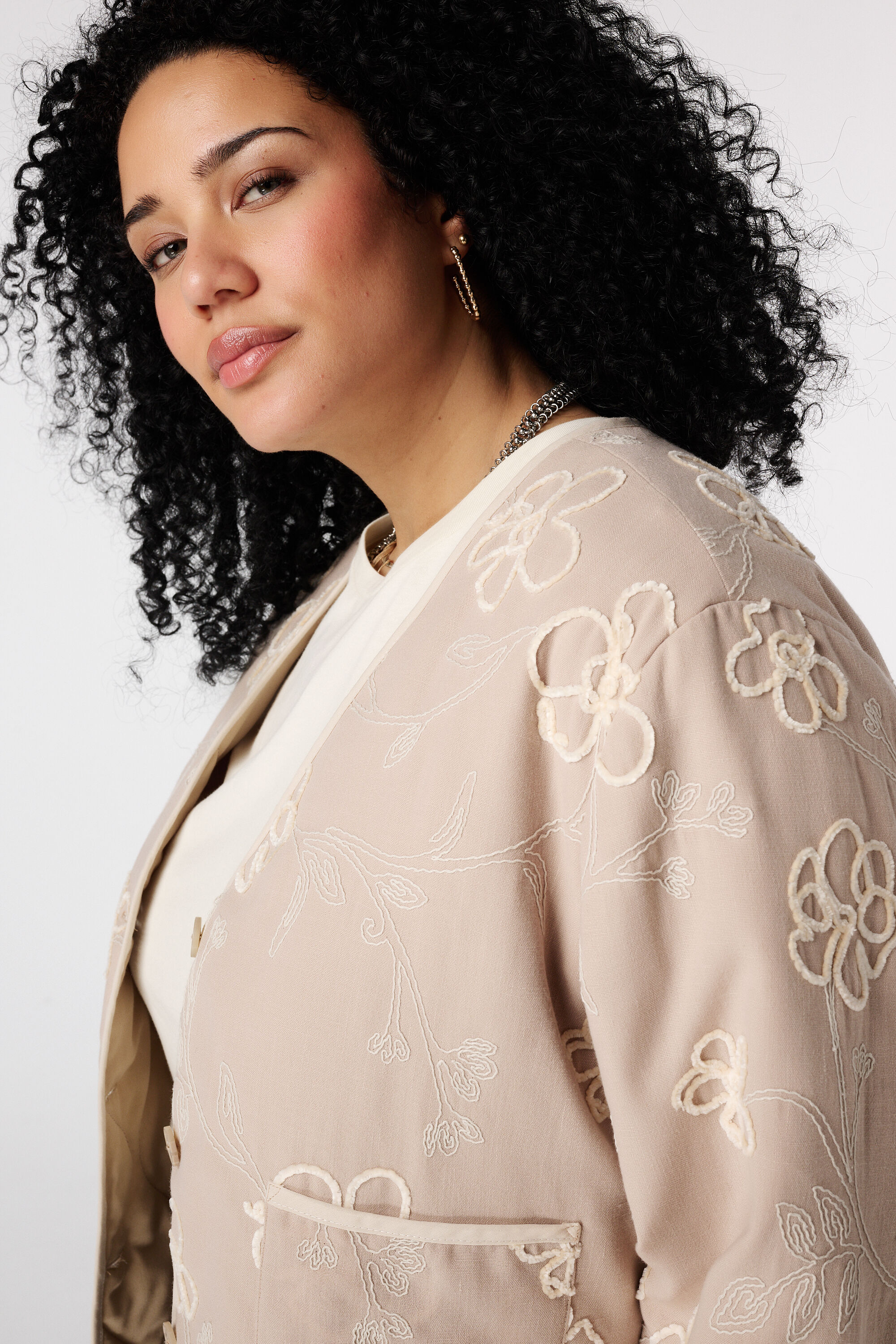 Chaqueta con flores bordadas image number 4