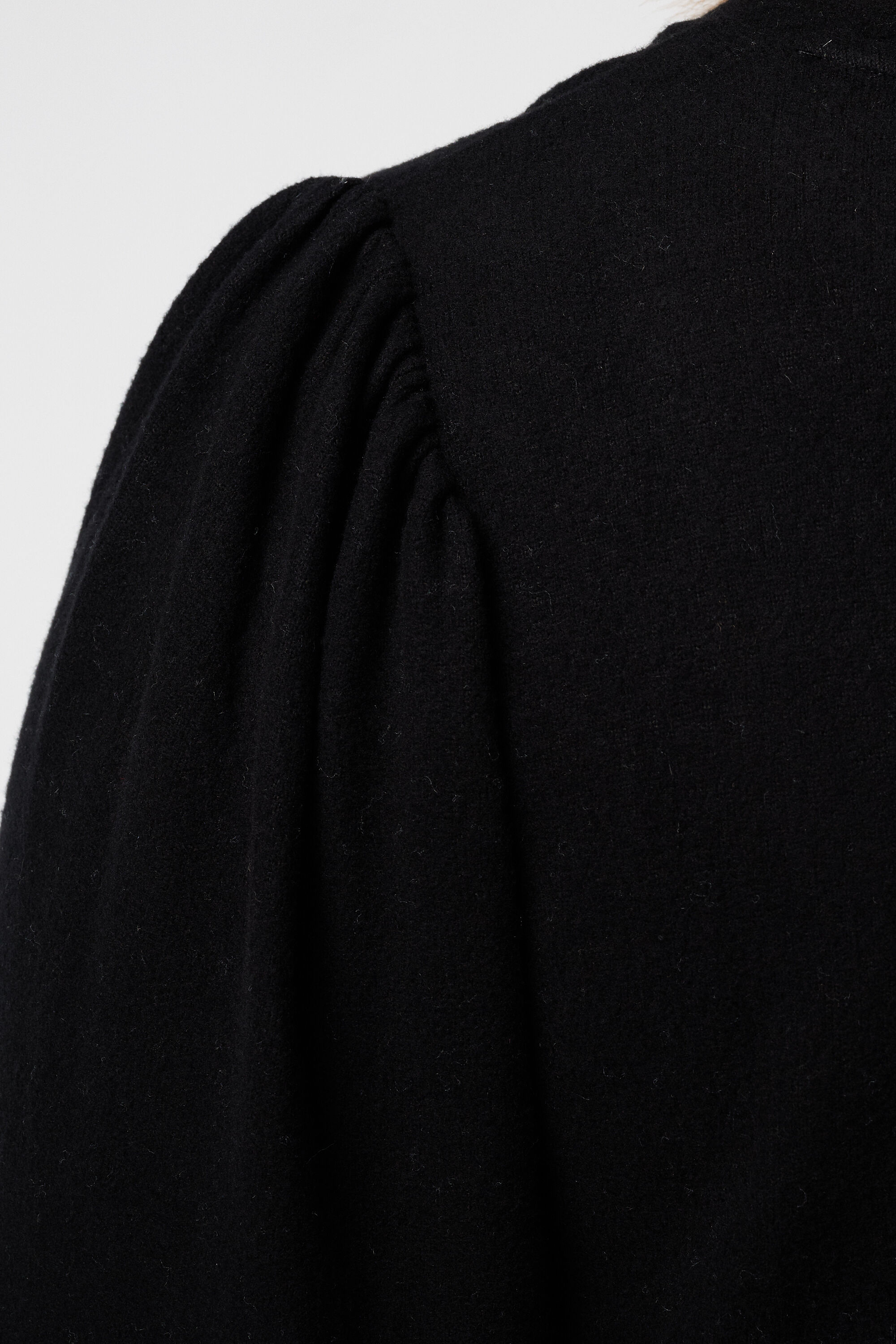 Top con mangas abullonadas corto  image number 6