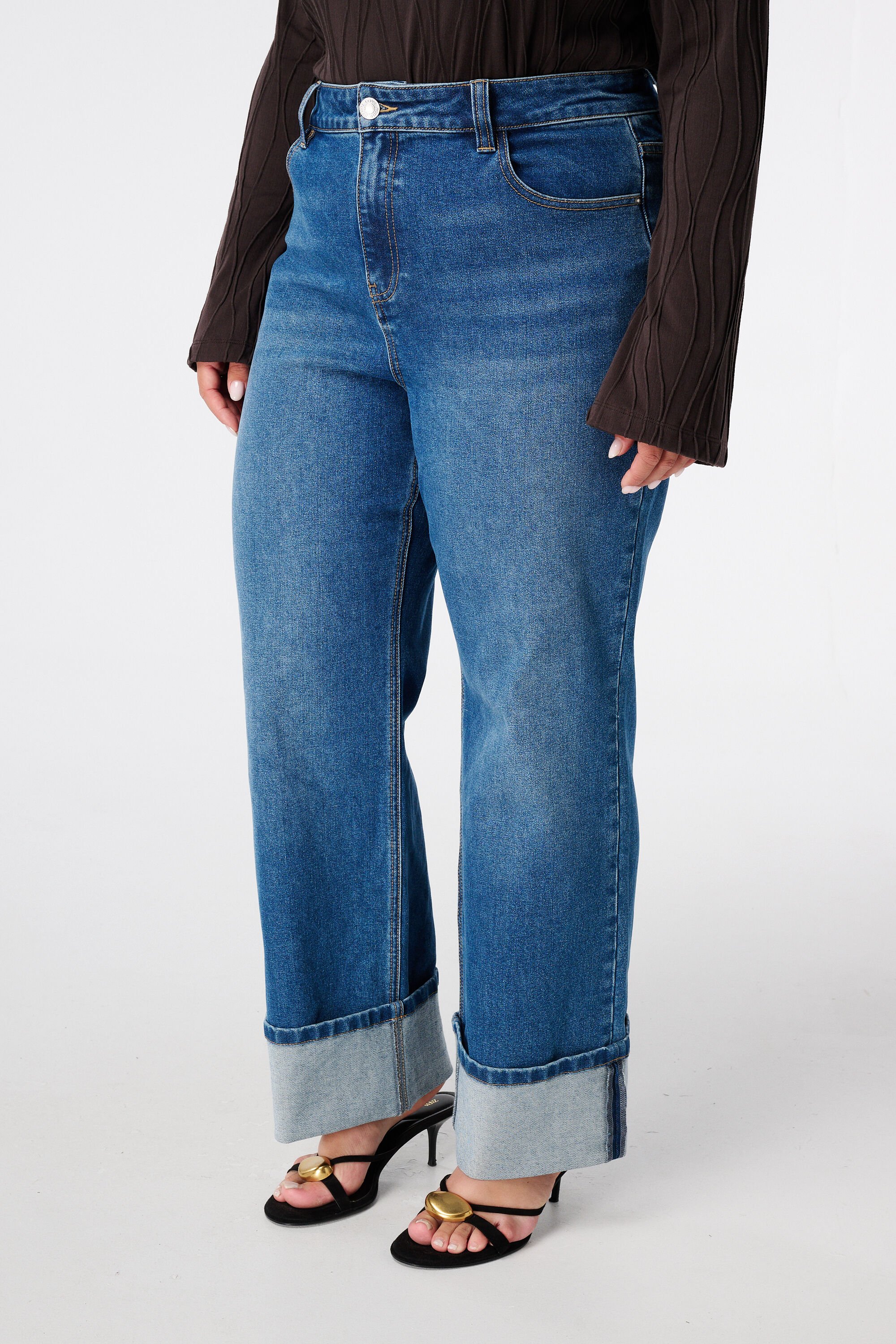 Vaqueros de pierna ancha con vuelta image number 5