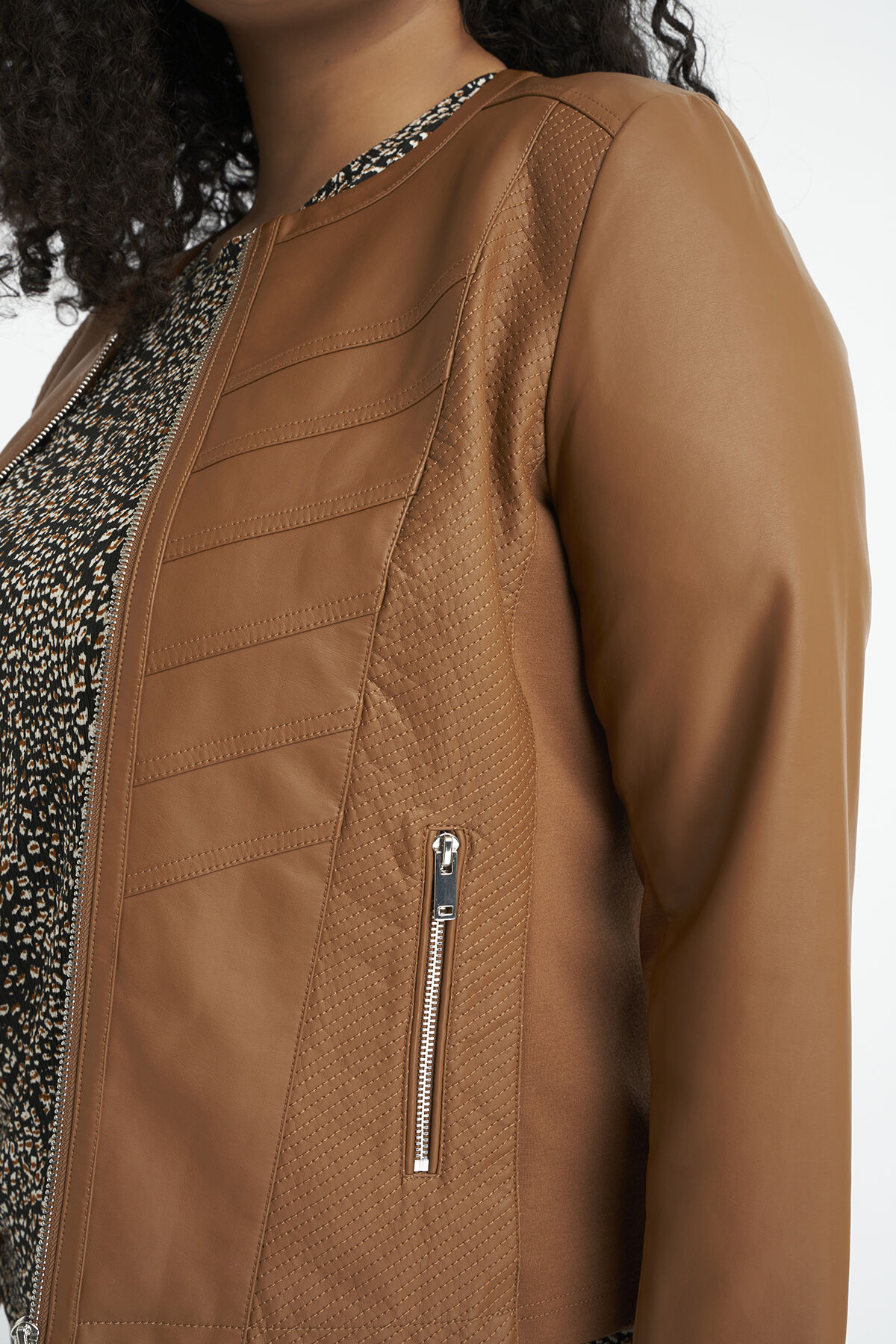 Chaqueta motera de cuero sint&eacute;tico con cuello redondo image number 4