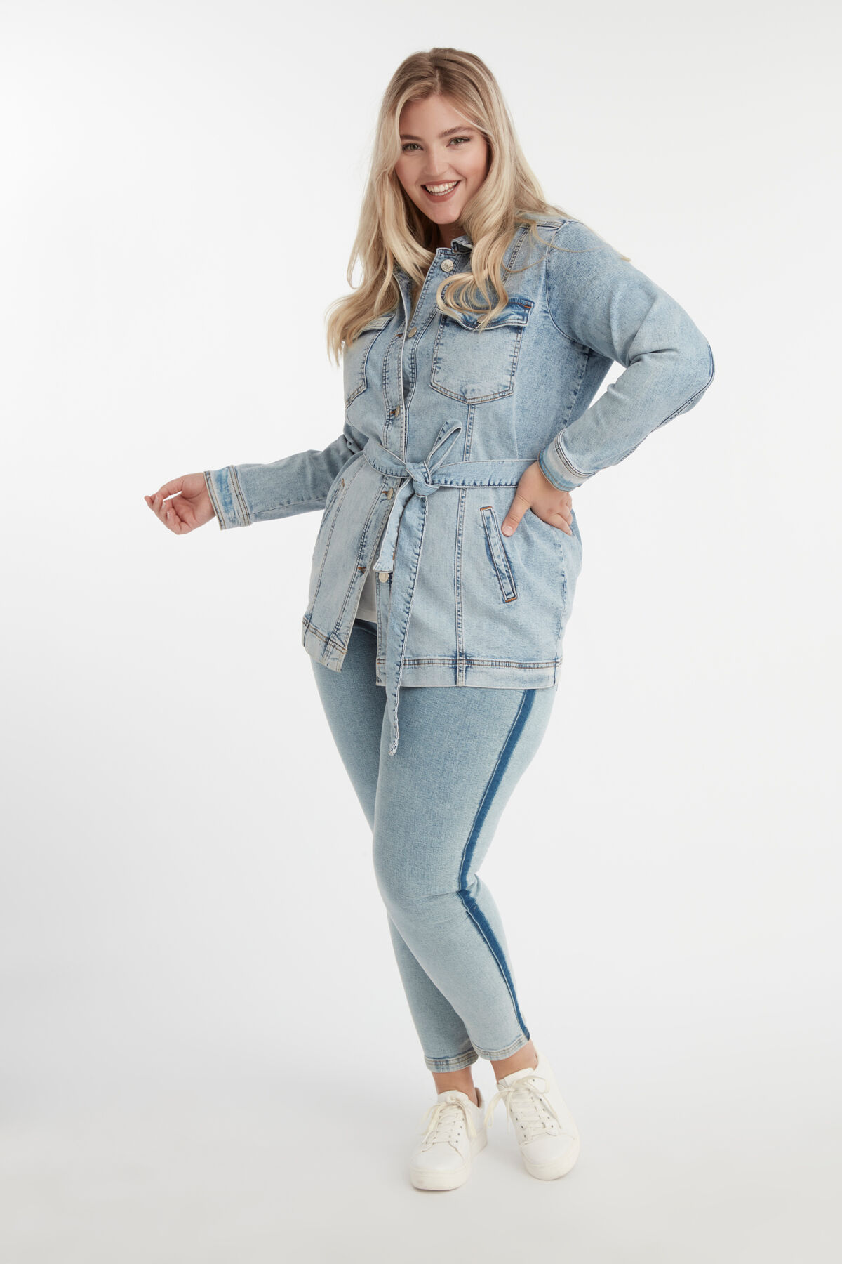 Chaqueta vaquera larga con cintur&oacute;n image number 3