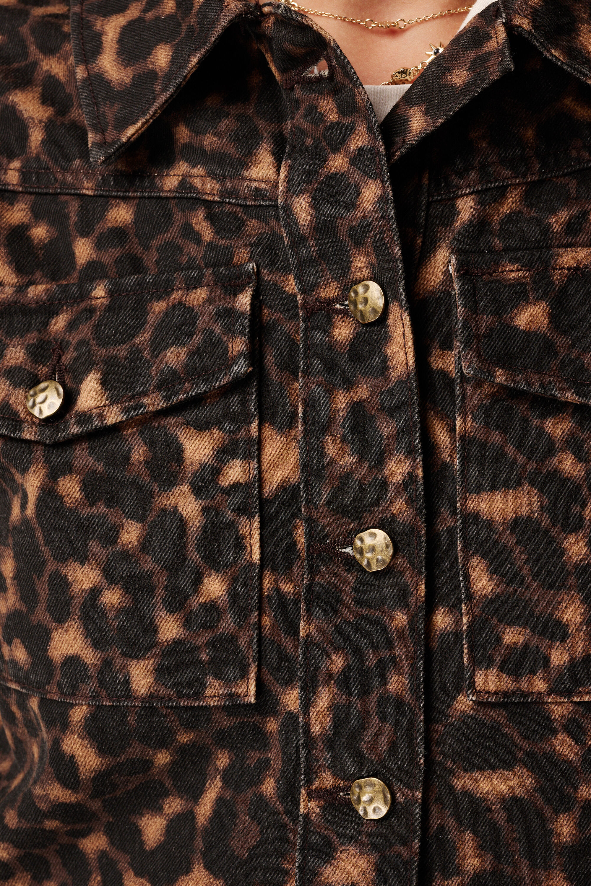 Chaqueta vaquera con estampado animal image number 6