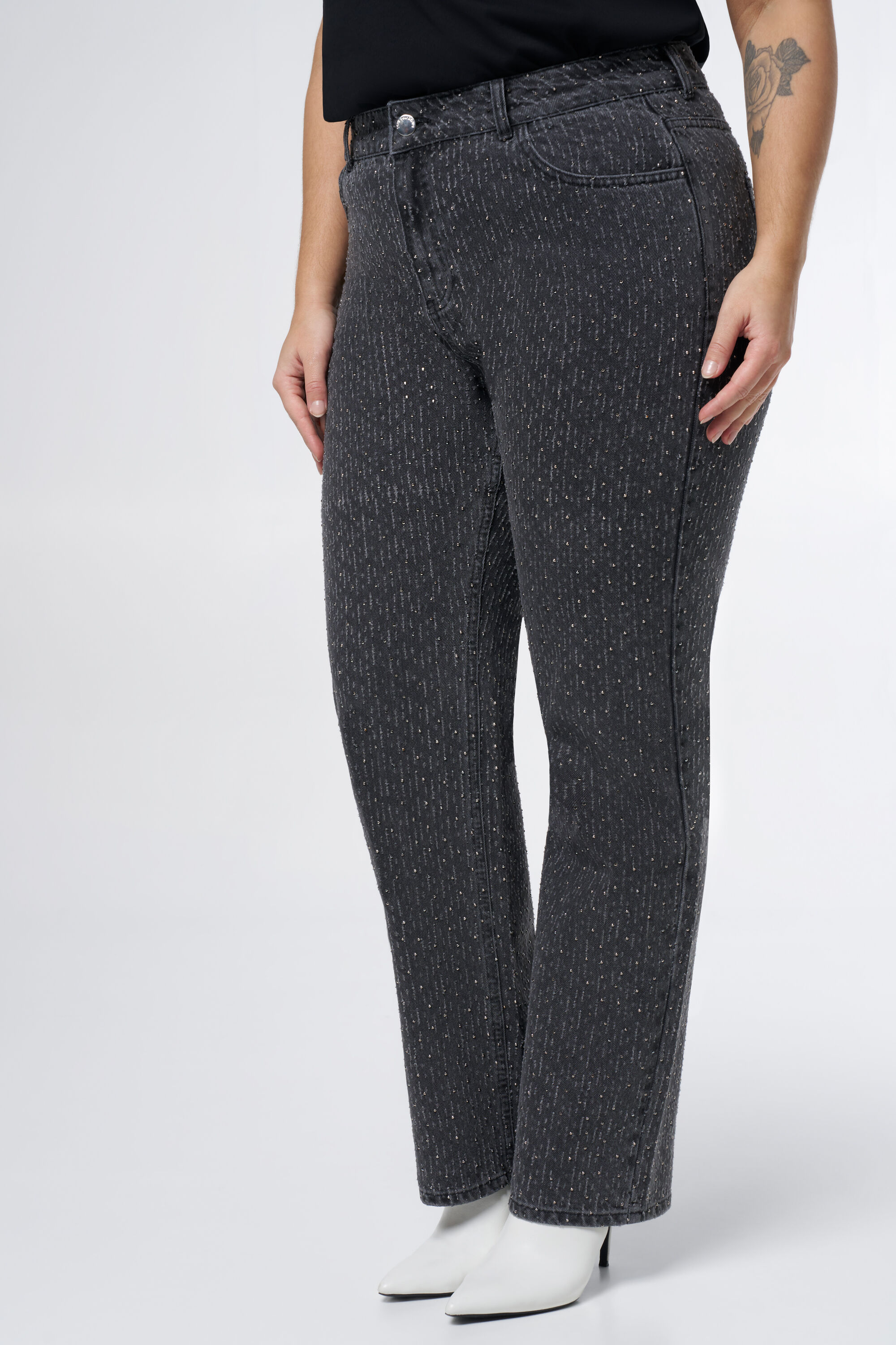 Jeans rectos con detalles rotos image number 5