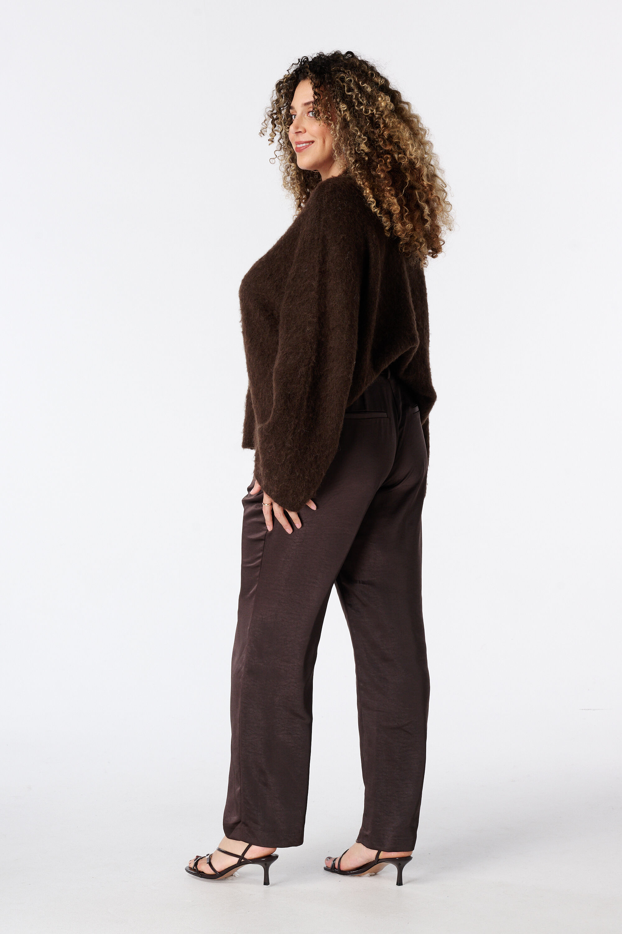 Pantal&oacute;n de efecto satinado image number 3
