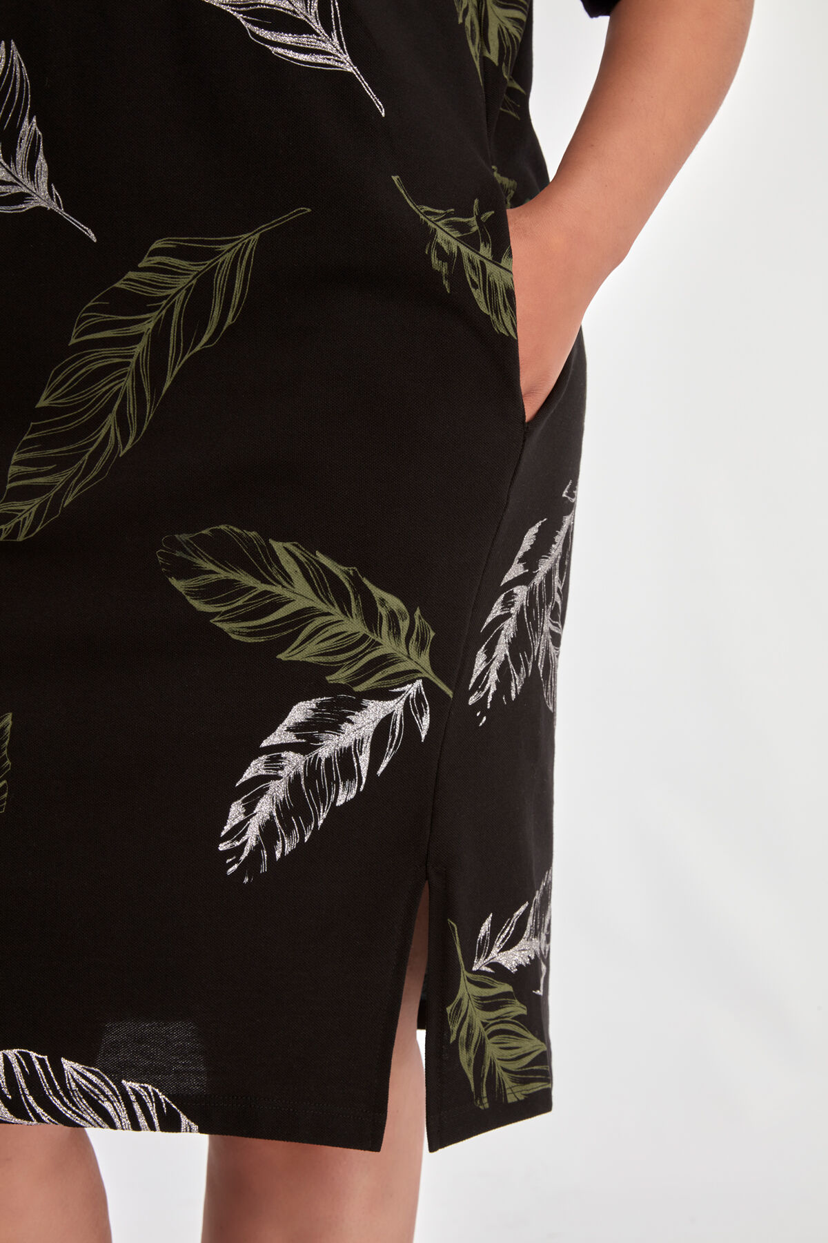 Vestido de estilo informal con estampado y purpurina image number 4