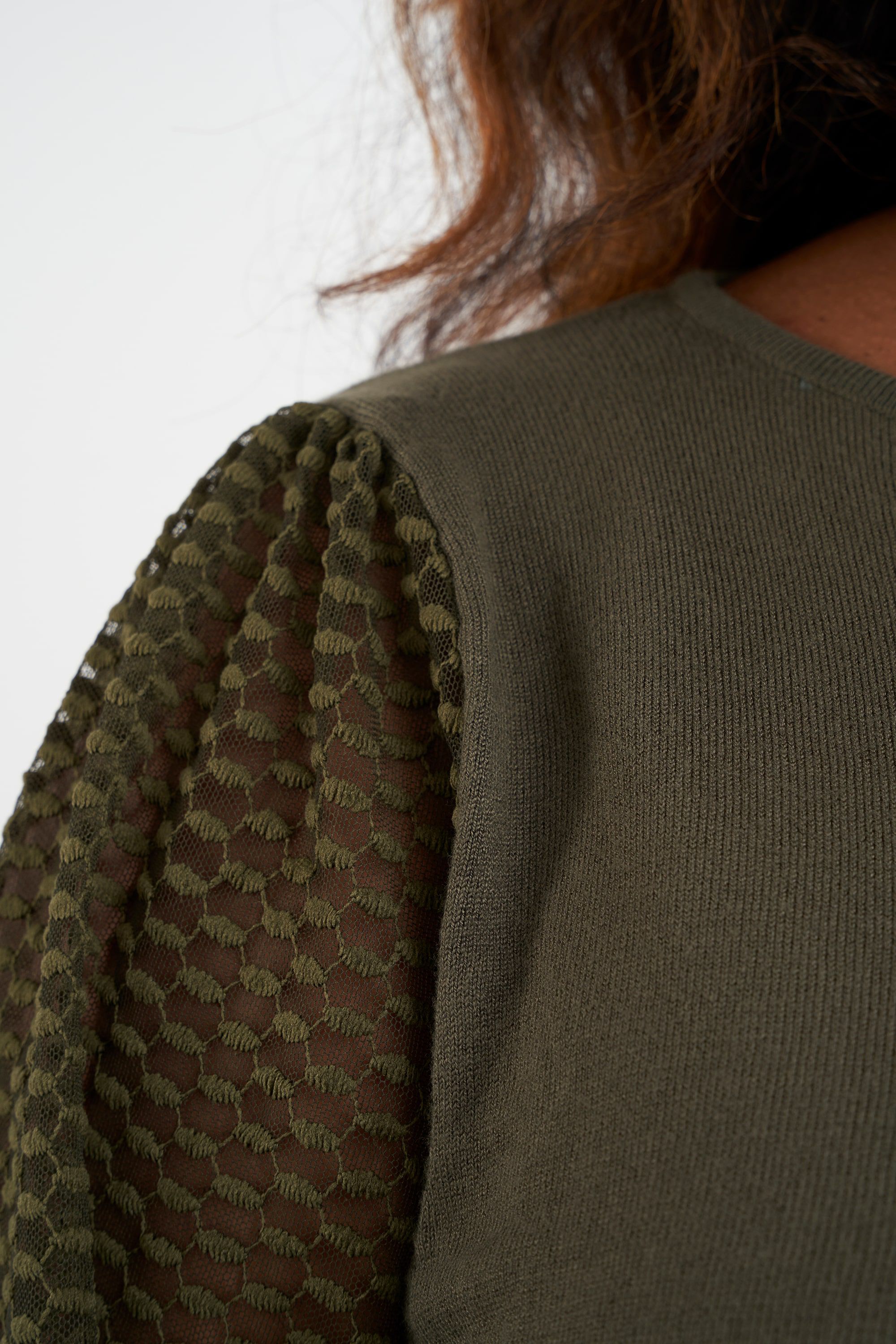 Su&eacute;ter largo con mangas de gasa image number 5